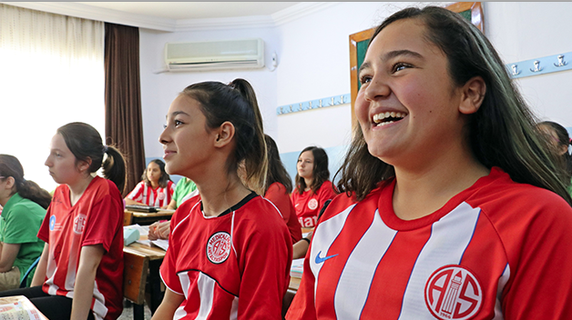 Bu okulda üniforma Antalyaspor forması