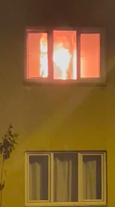 Alev alev yanan daireye itfaiye hızlı müdahale etti