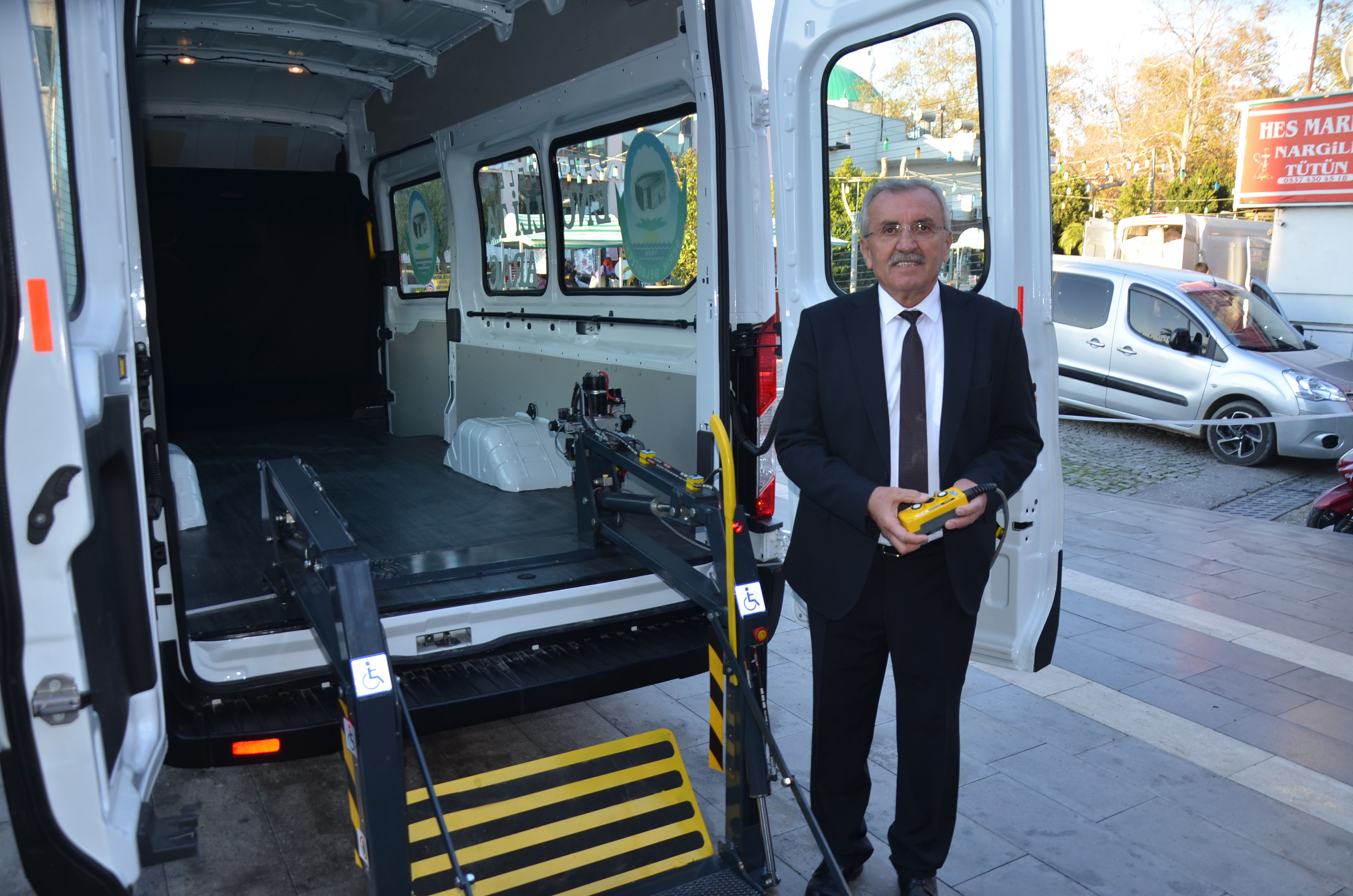 Ürettikleri karpuz ve domateslerle engelli aracı aldılar