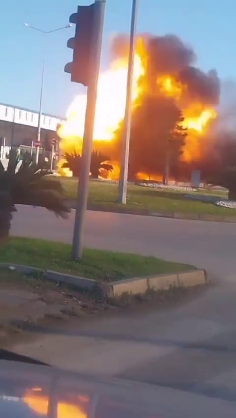 Yanan otomobil bomba gibi patladı