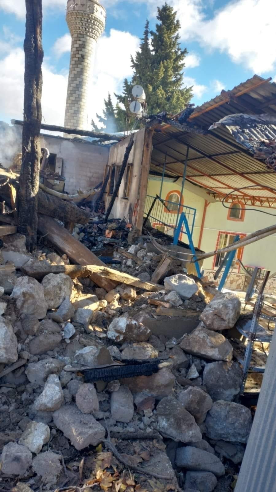 Burdur’da caminin malzeme deposu alevlere teslim oldu