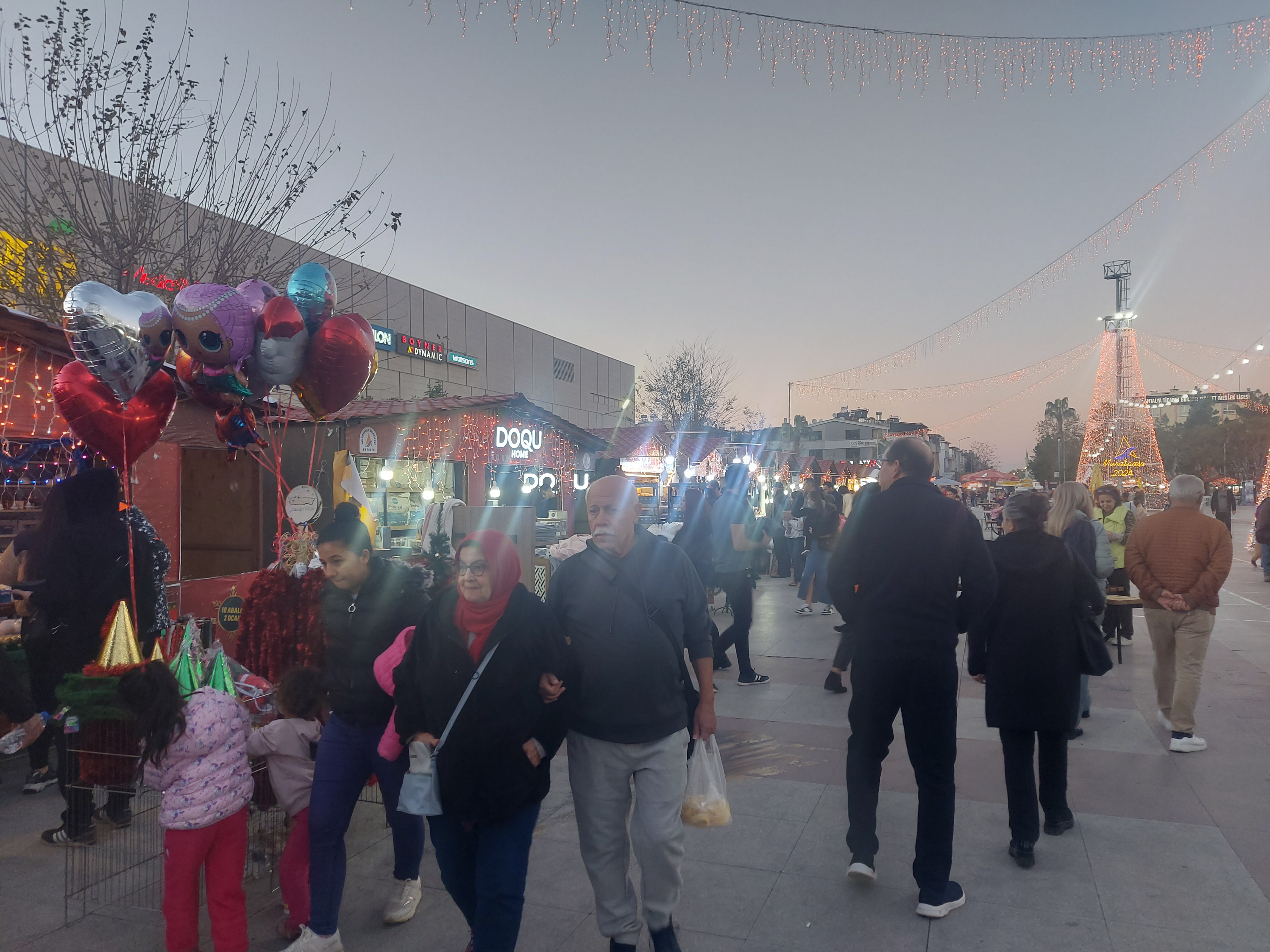Yeni yıl çarşısına yoğun ilgi