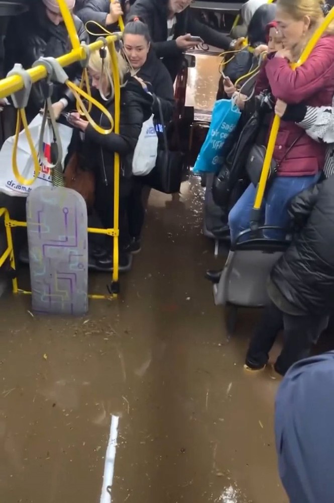 Su dolu alt geçitte mahsur kalan vatandaşların korku dolu anları