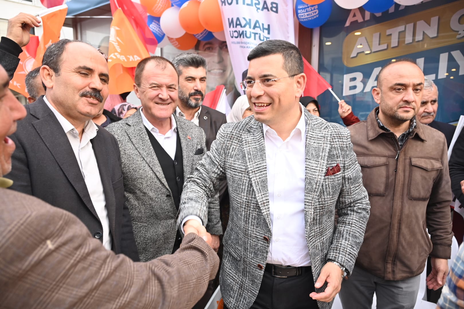 Hakan Tütüncü: Birileri 1970 model, biz ise 2024 siyaseti yapıyoruz