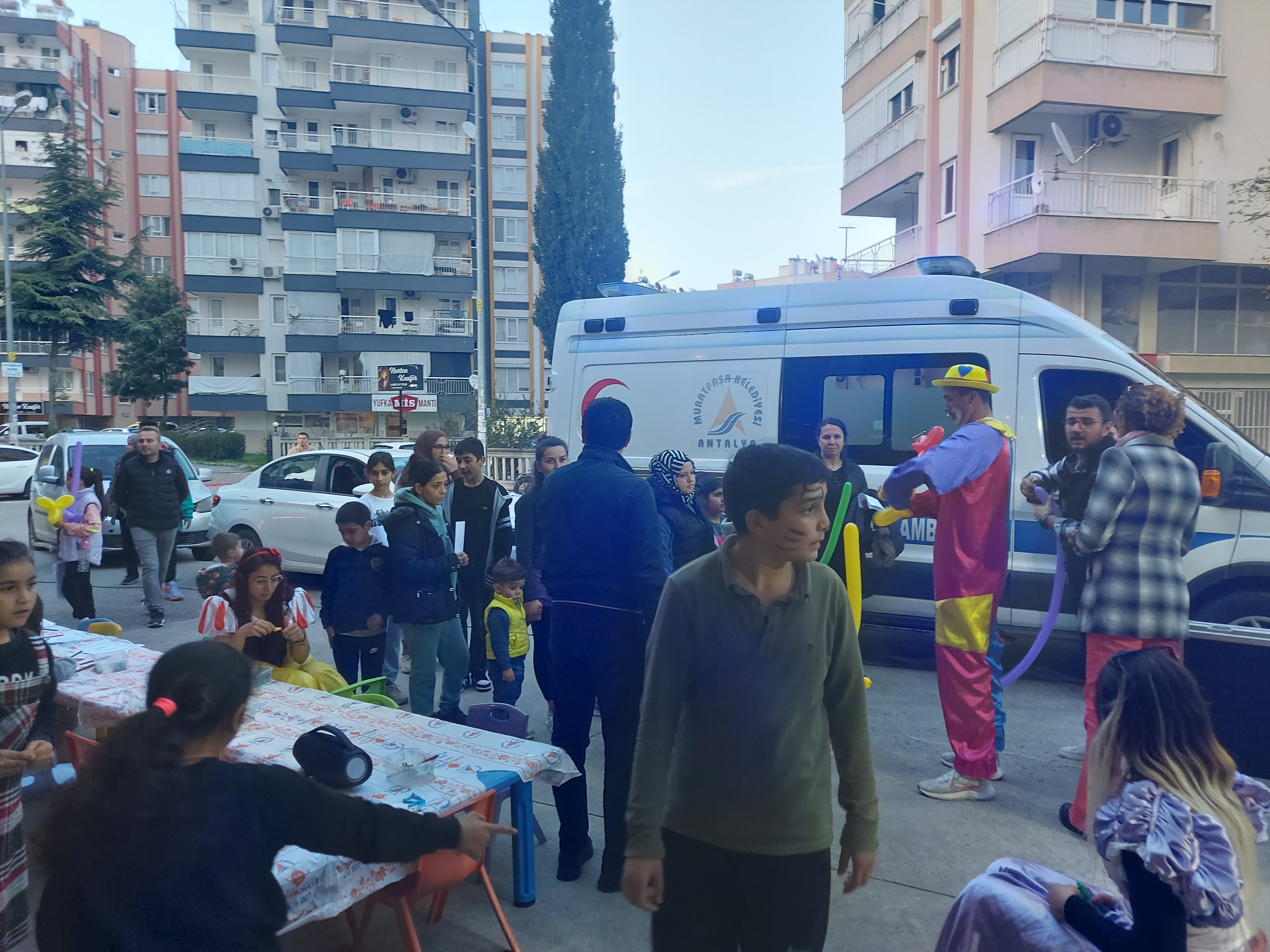 İftarda palyaçolu eğlence