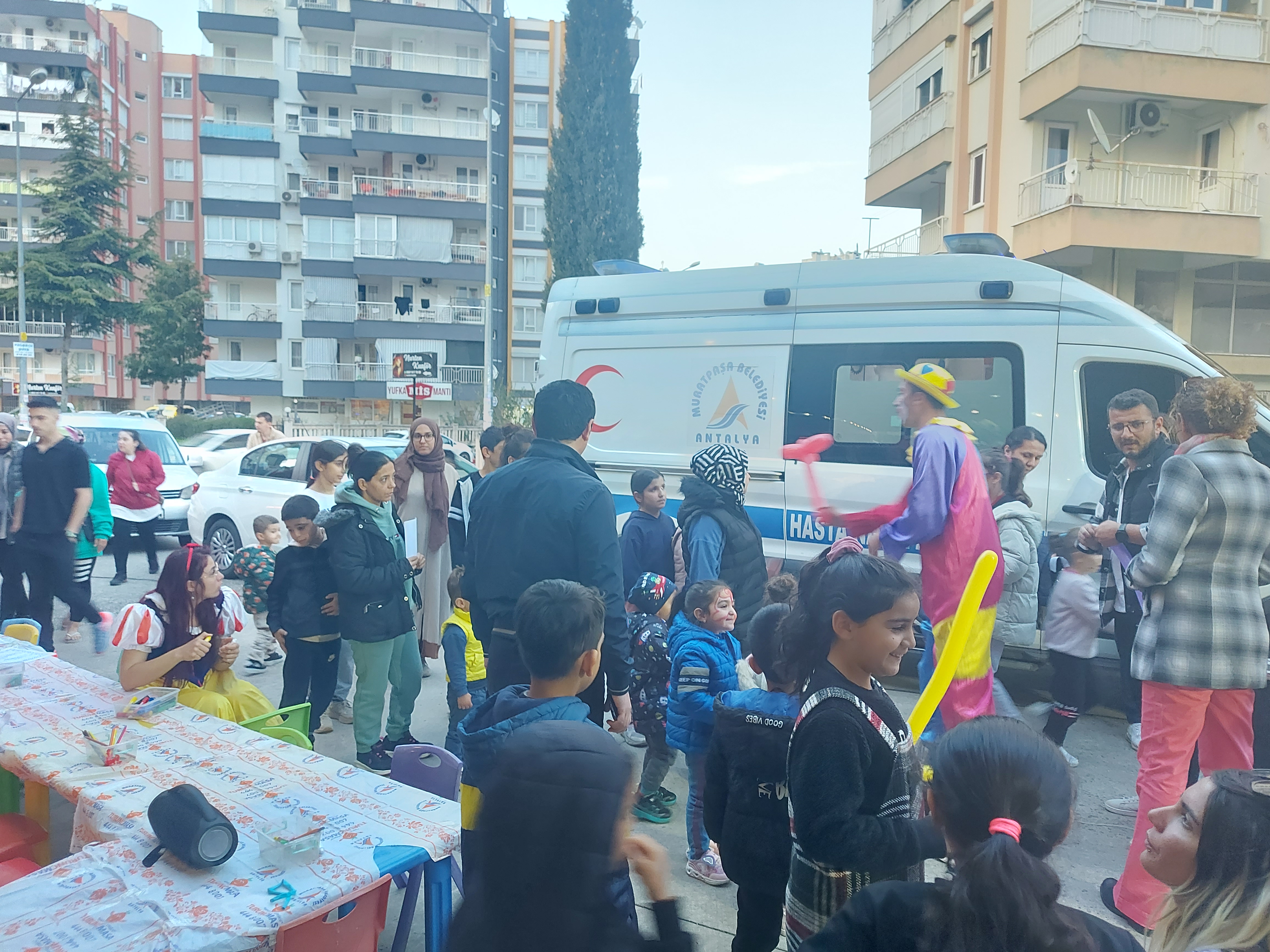 İftarda palyaçolu eğlence