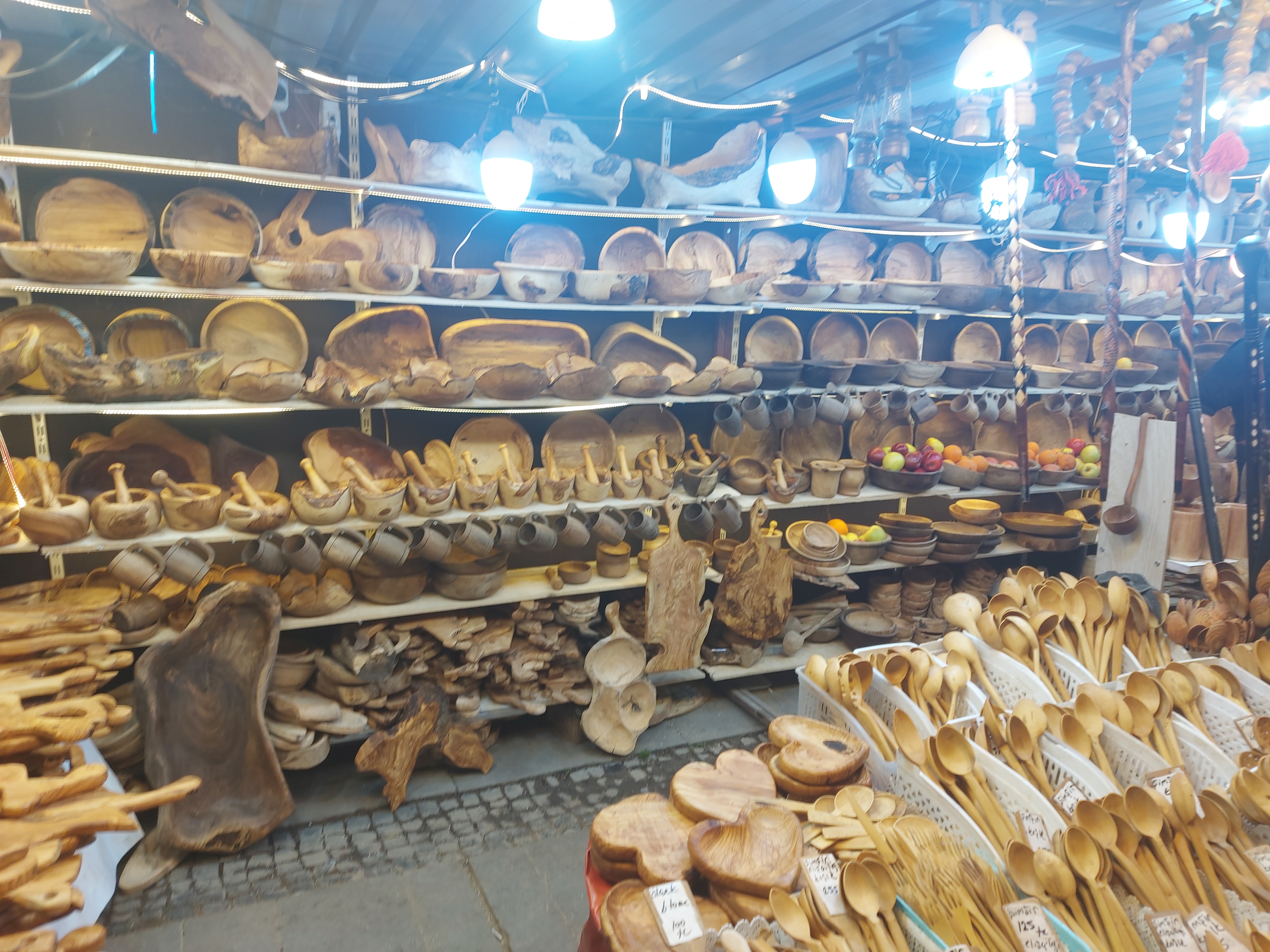 Turistlerin gözdesi ahşap eşyalar