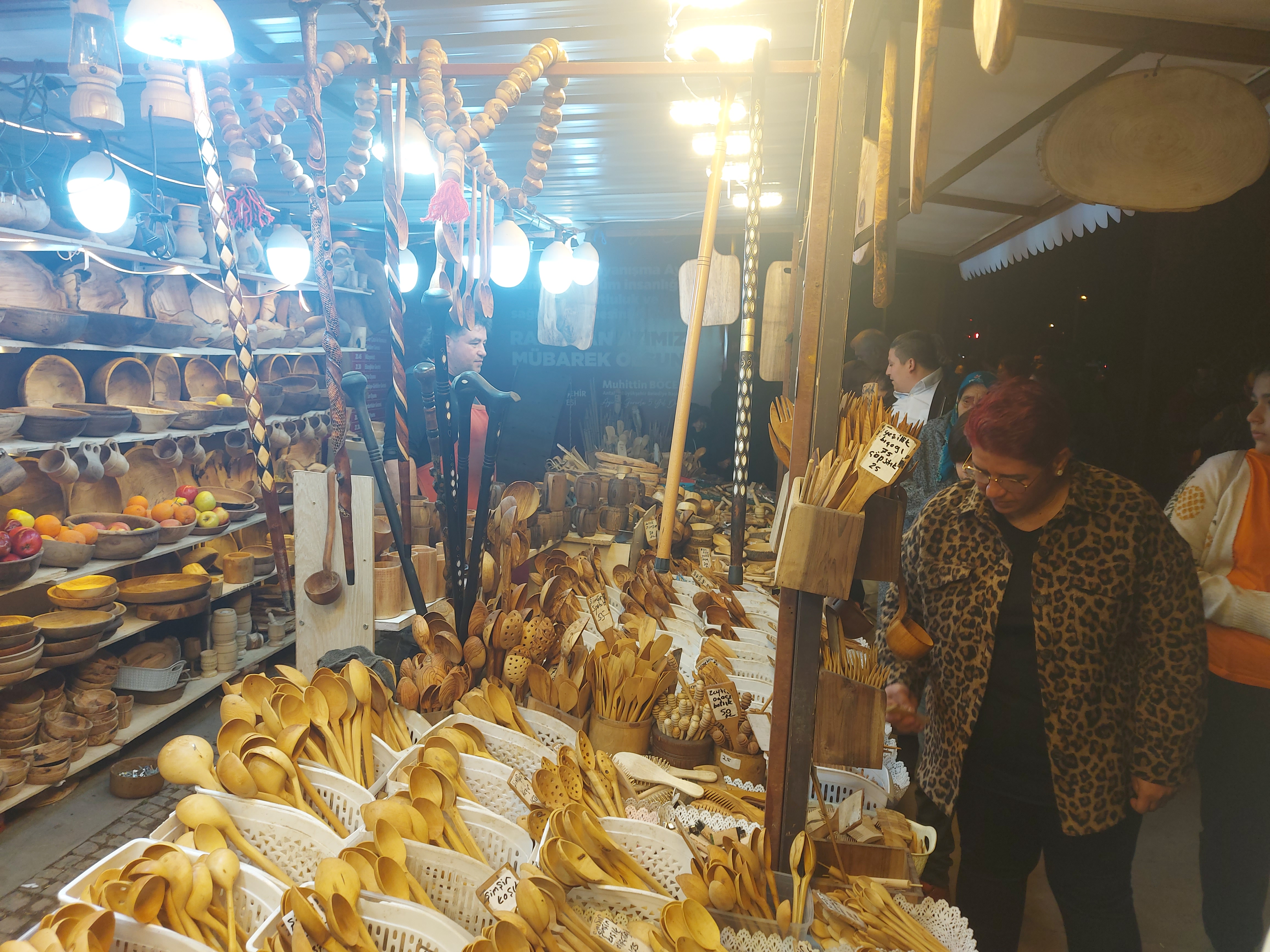 Turistlerin gözdesi ahşap eşyalar