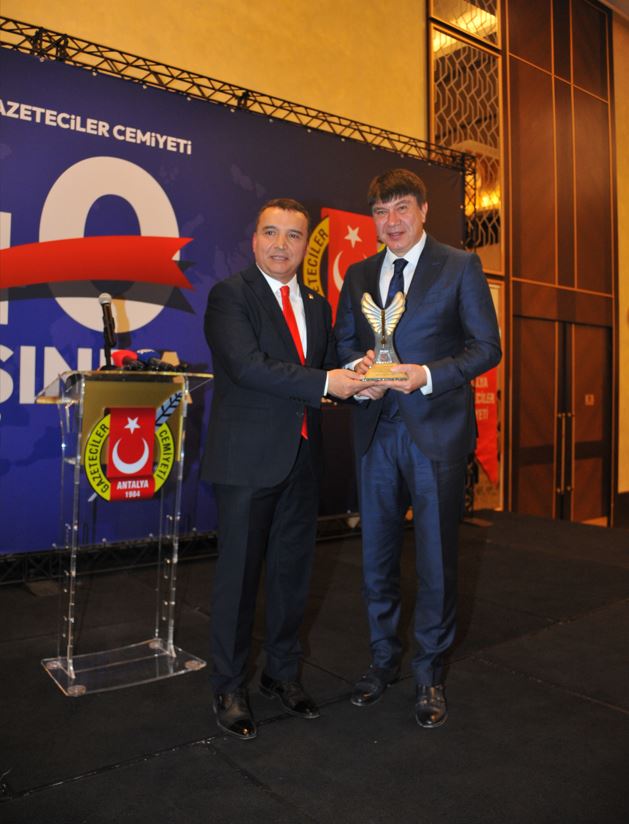 Gazetecilikten siyasete 40 yıllık onur ödülü!