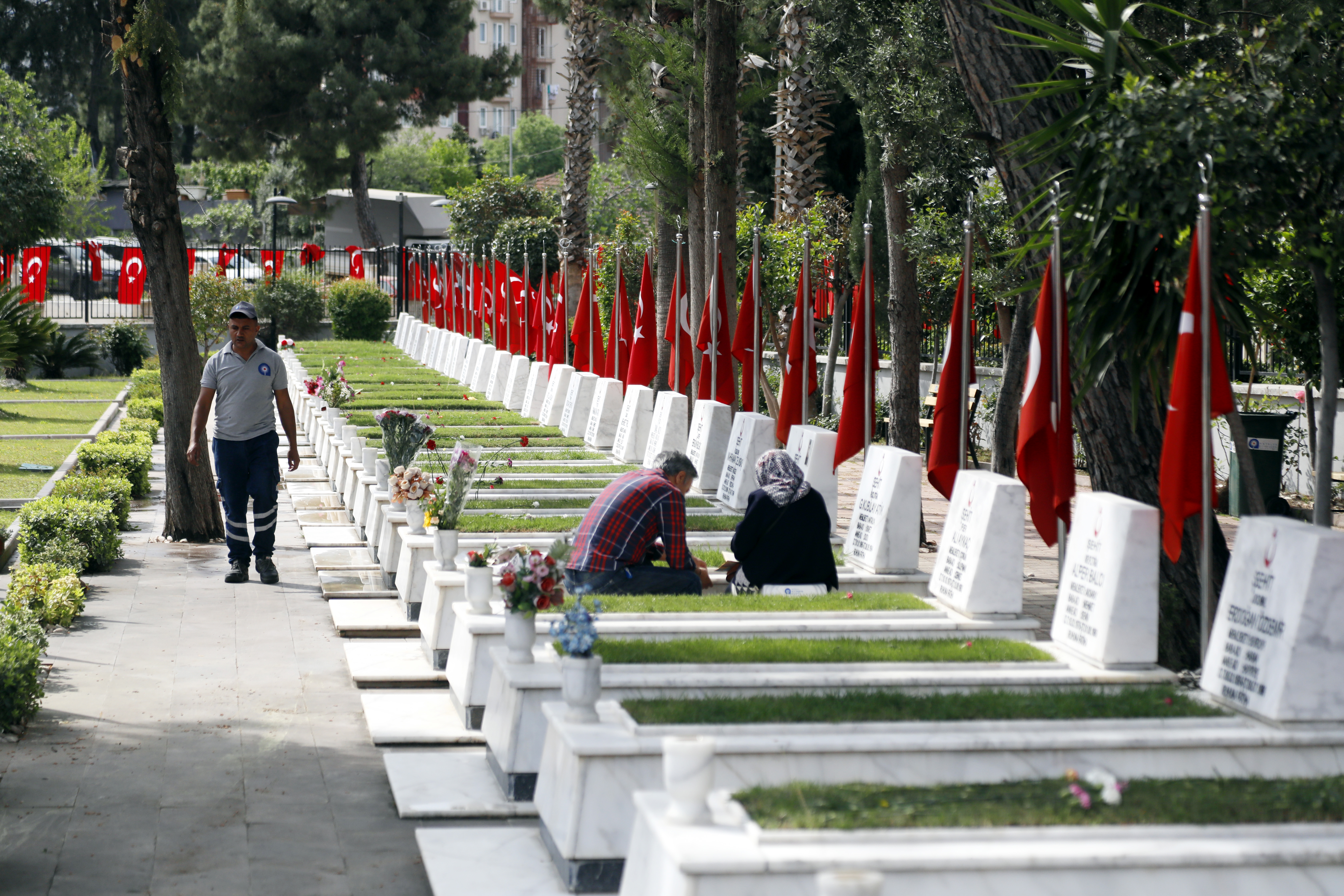 Mezarlıklarda buruk bayramlaşma