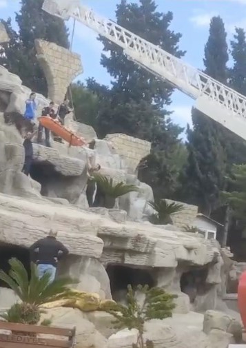 Antalya’ya gelen turist yapay şelalenin tepesinde mahsur kaldı