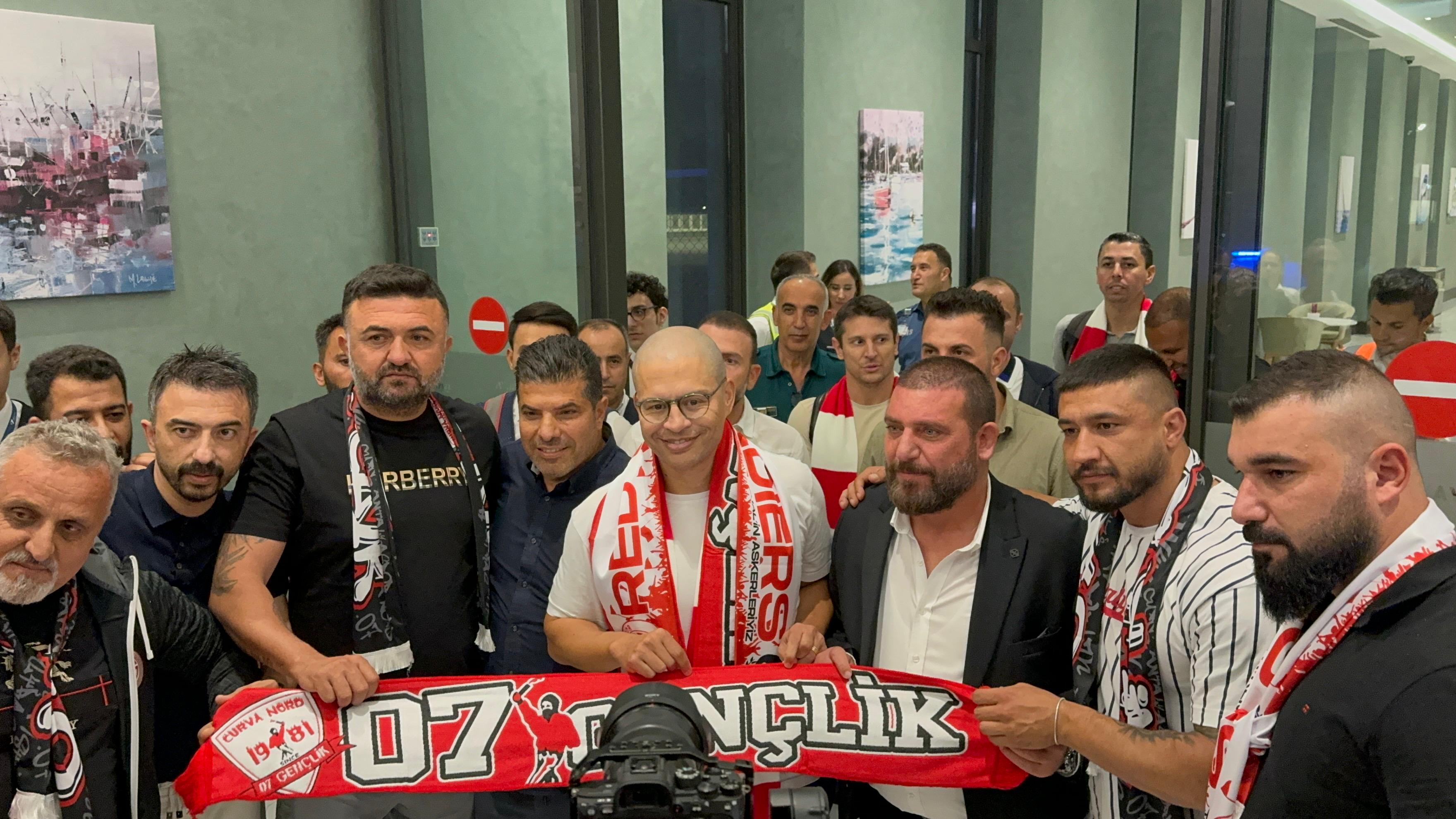Alex de Souza Antalya'da! Kırmızı Beyazlı Taraftarlardan Coşkulu Karşılama