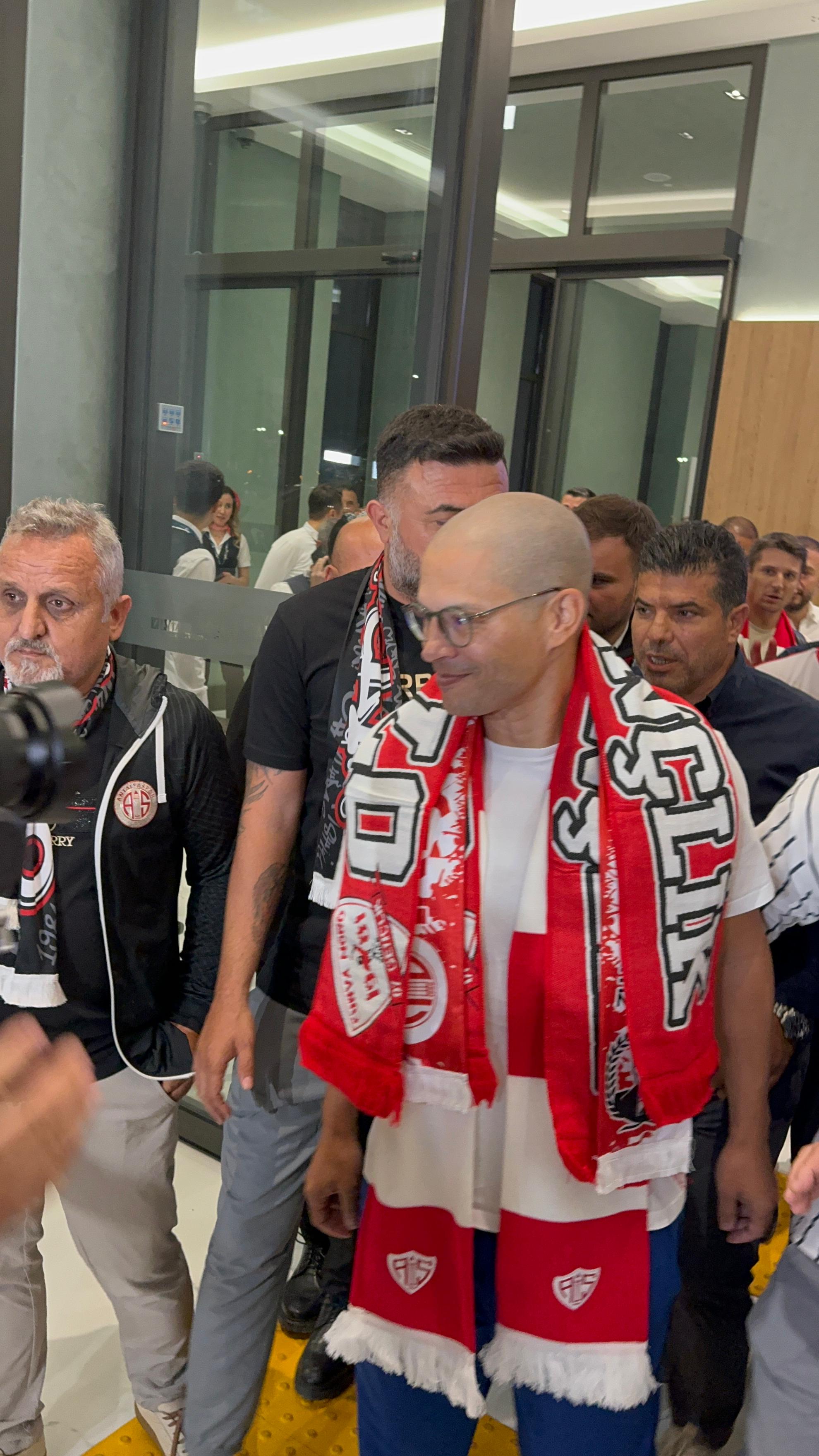 Alex de Souza Antalya'da! Kırmızı Beyazlı Taraftarlardan Coşkulu Karşılama