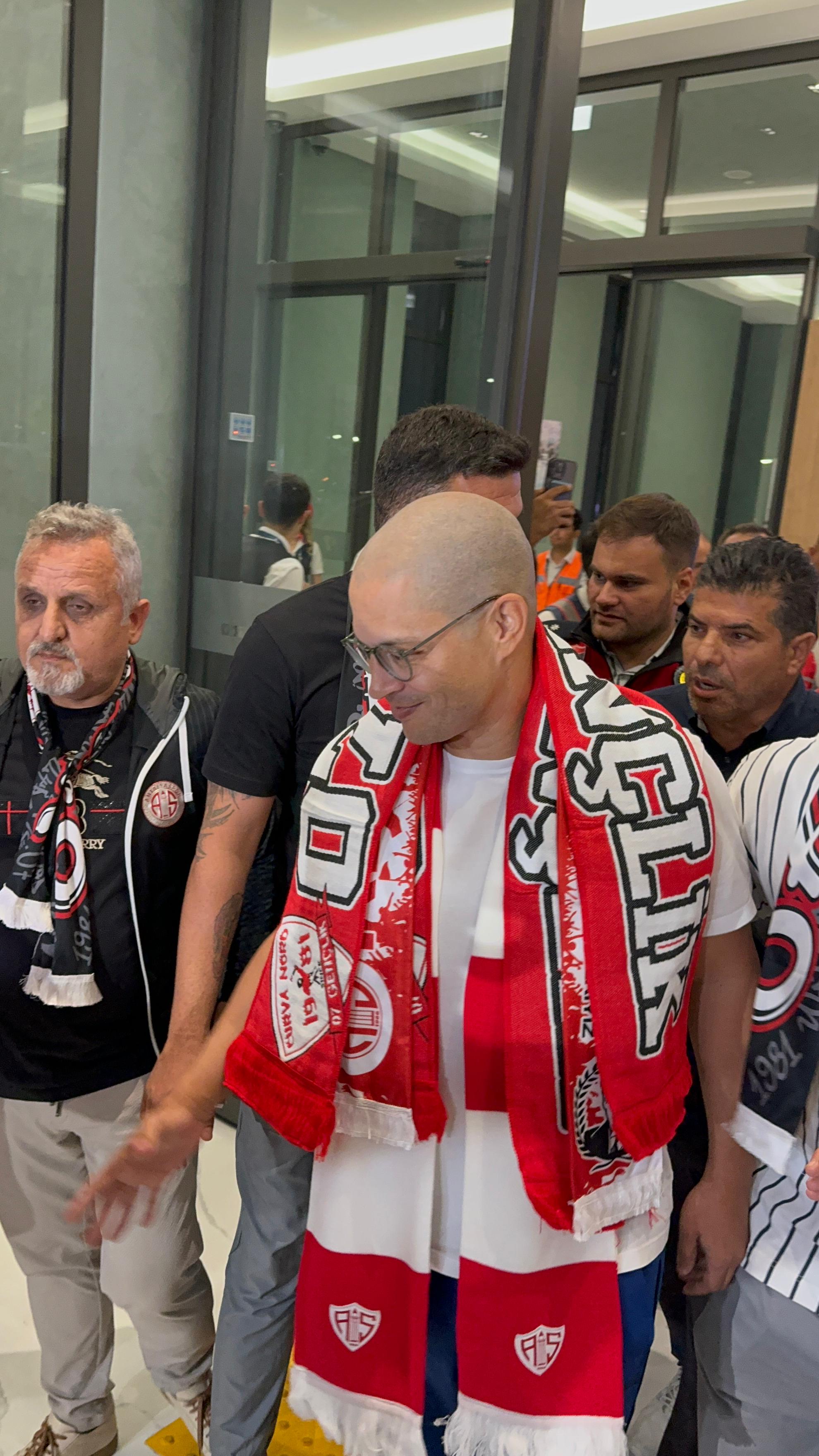 Alex de Souza Antalya'da! Kırmızı Beyazlı Taraftarlardan Coşkulu Karşılama