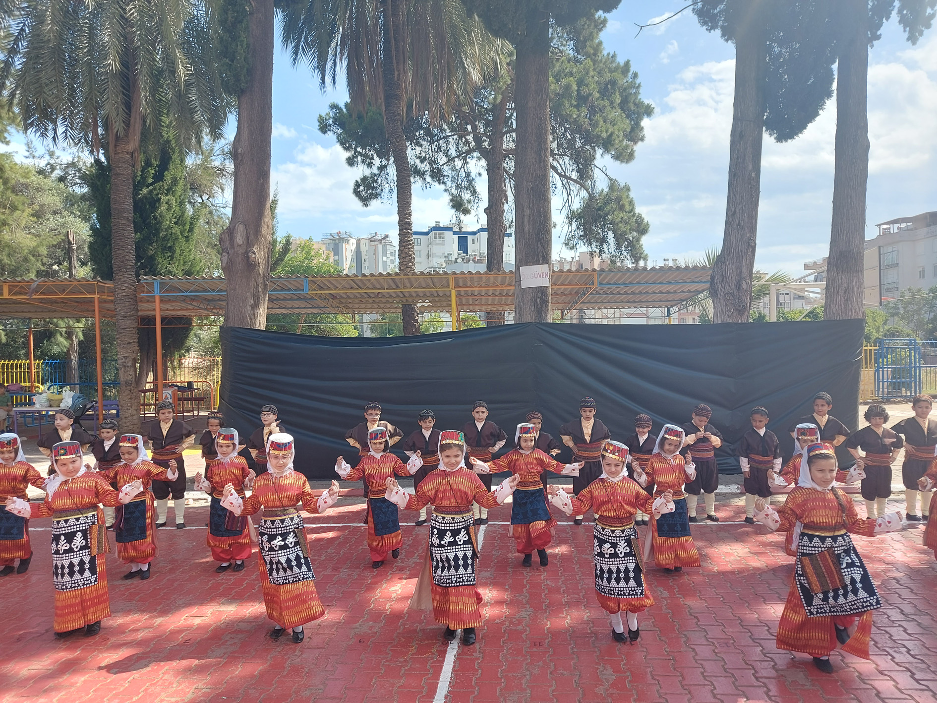 1E Sınıfı Folklor Gösterisi İle Aileleri Mest Etti