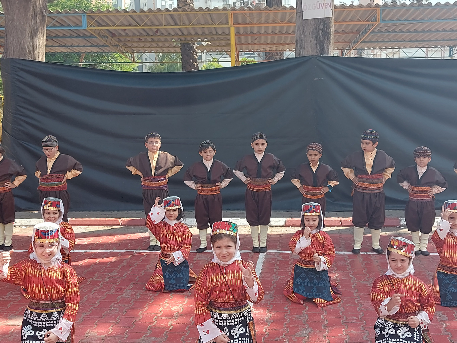 1E Sınıfı Folklor Gösterisi İle Aileleri Mest Etti