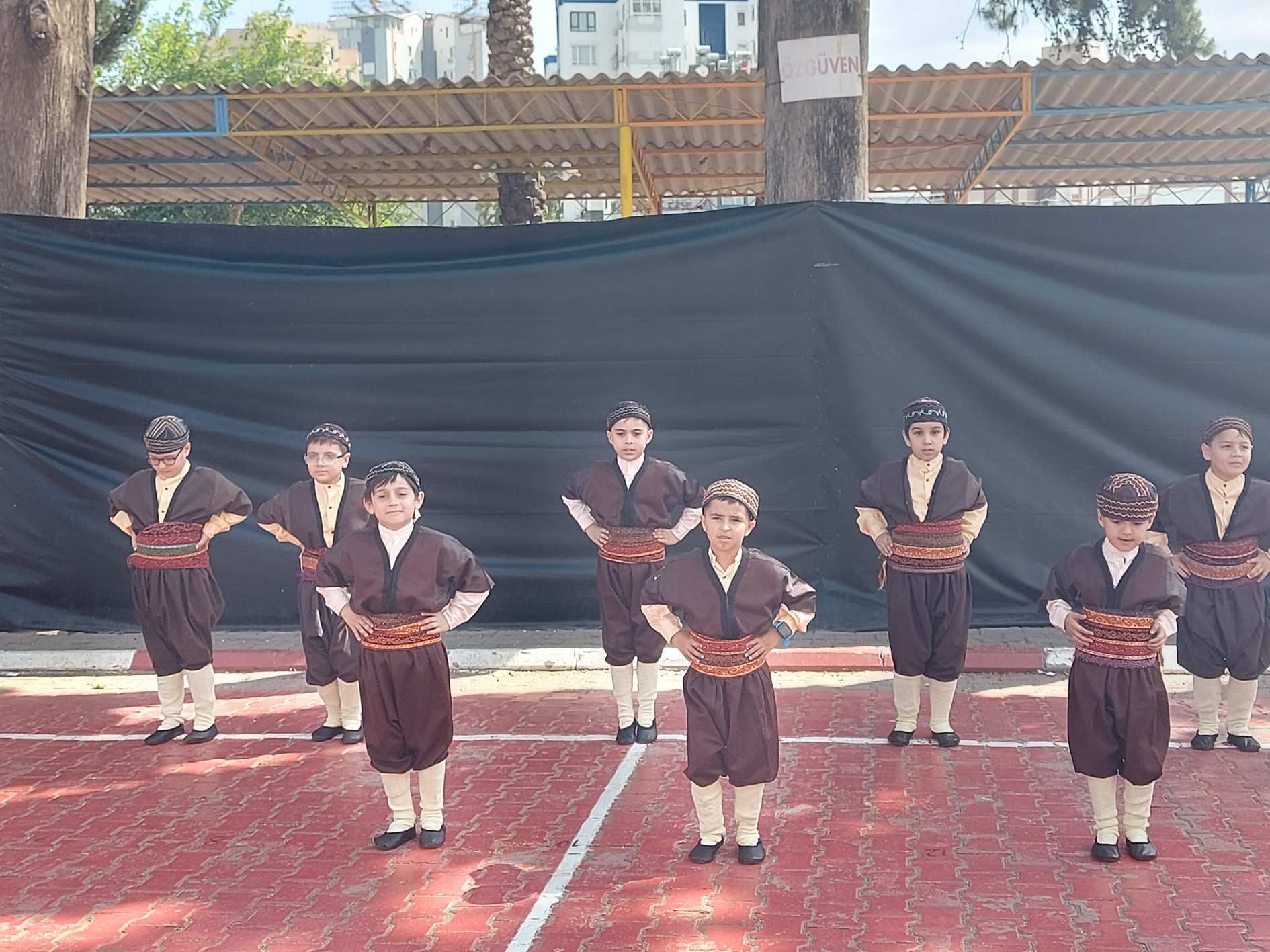 1E Sınıfı Folklor Gösterisi İle Aileleri Mest Etti