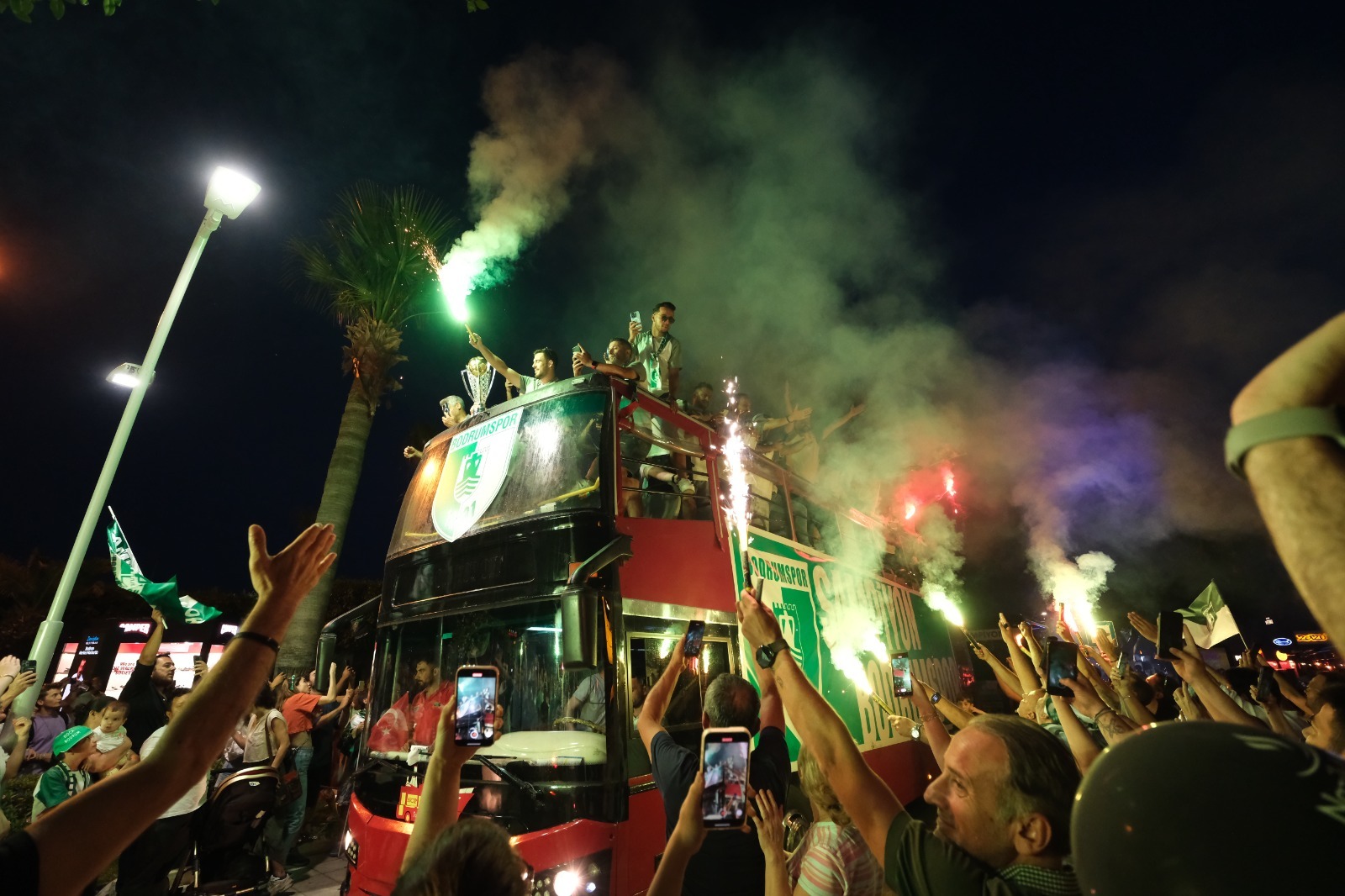 Bodrum FK Şampiyonluğu Taraftarlarıyla Kutladı: Coşkulu Tur ve Havai Fişek Gösterisi