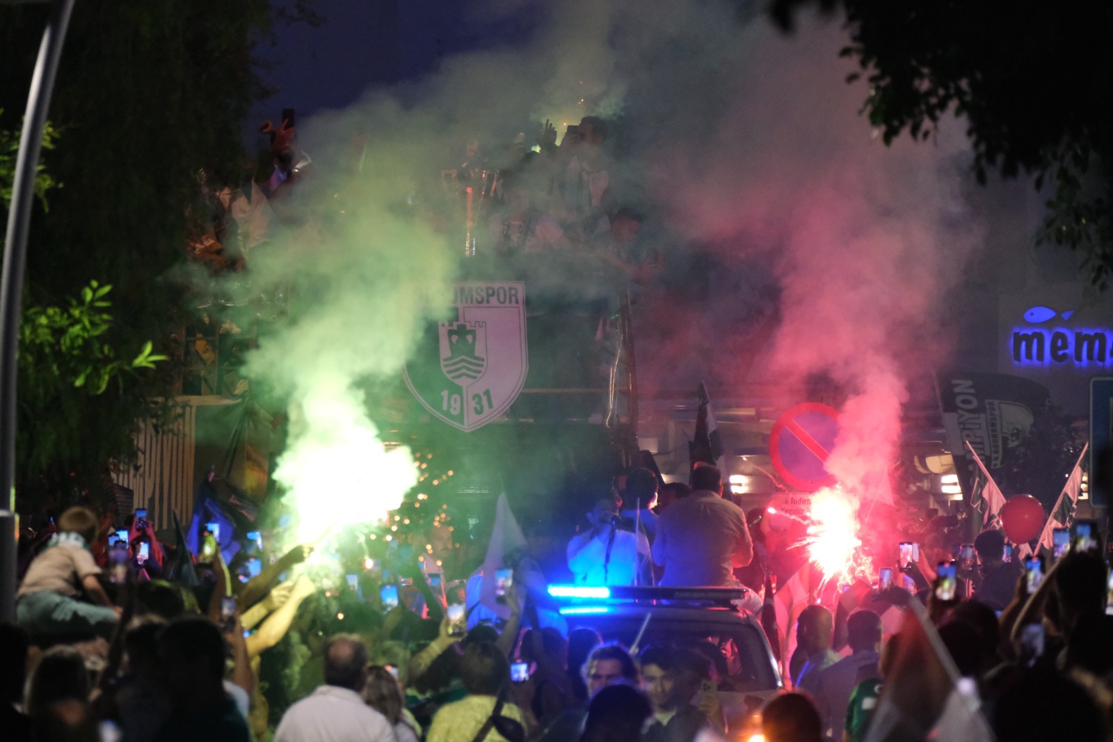 Bodrum FK Şampiyonluğu Taraftarlarıyla Kutladı: Coşkulu Tur ve Havai Fişek Gösterisi