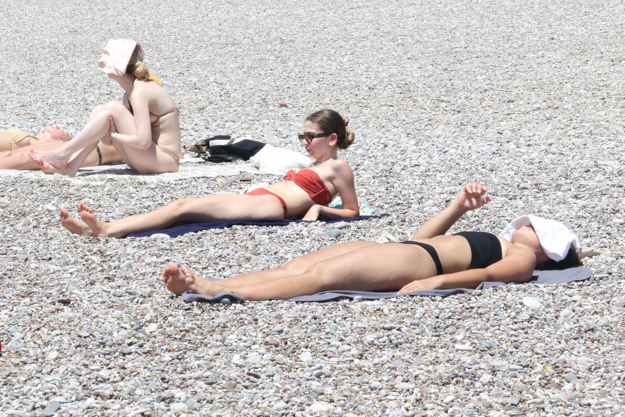 Antalya'da Termometreler 41 Dereceyi Gördü: Konyaaltı Sahili Turistlerle Dolup Taştı