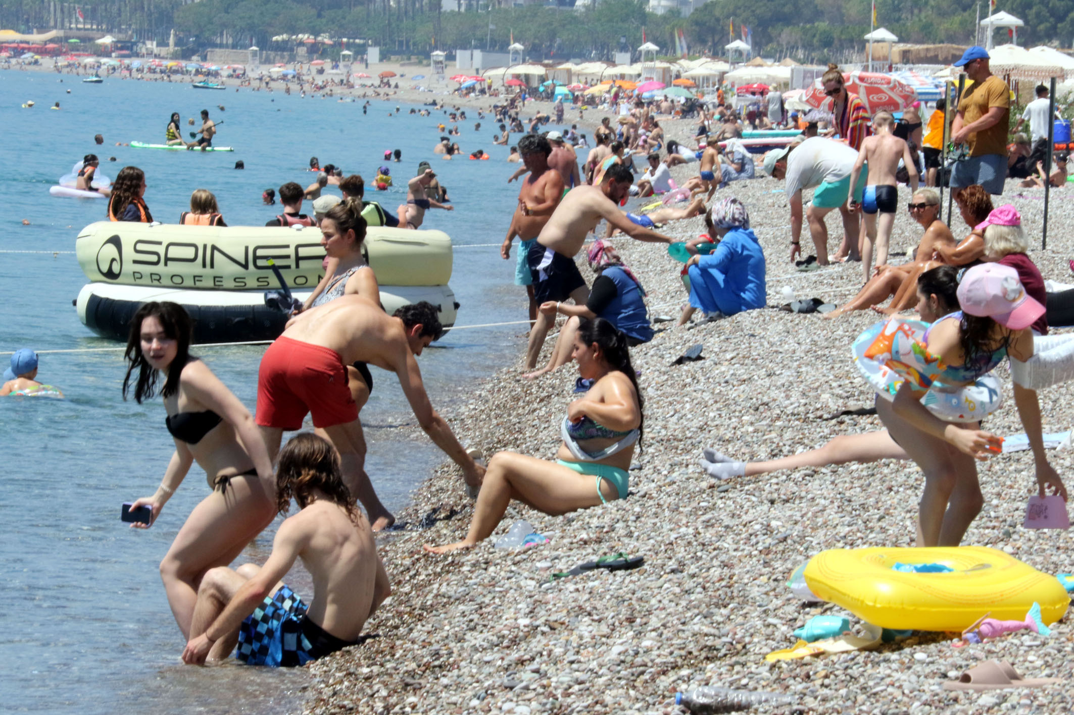 Antalya'da Termometreler 41 Dereceyi Gördü: Konyaaltı Sahili Turistlerle Dolup Taştı