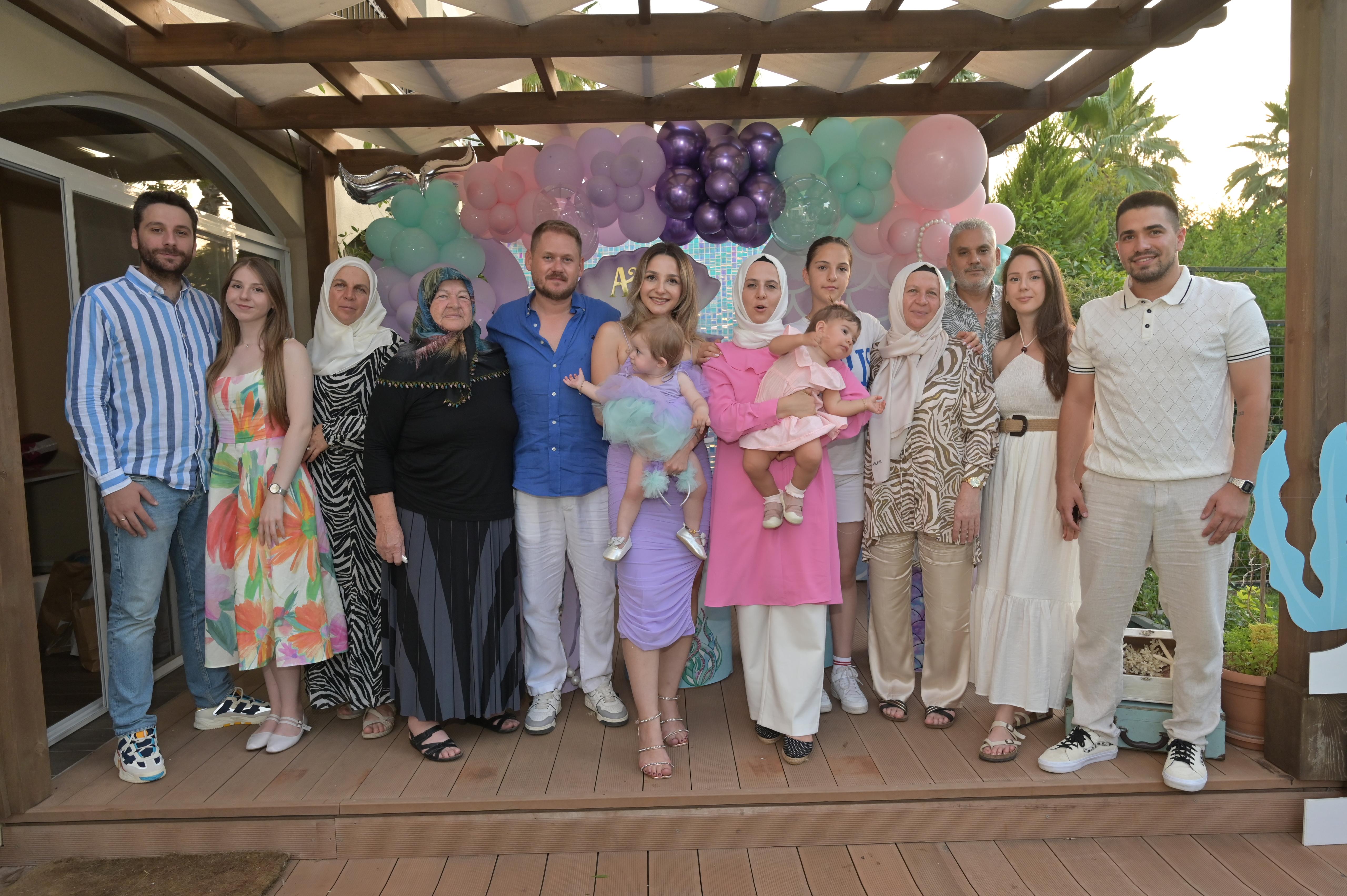 Alina yeni yaşına parti ile 'merhaba' dedi