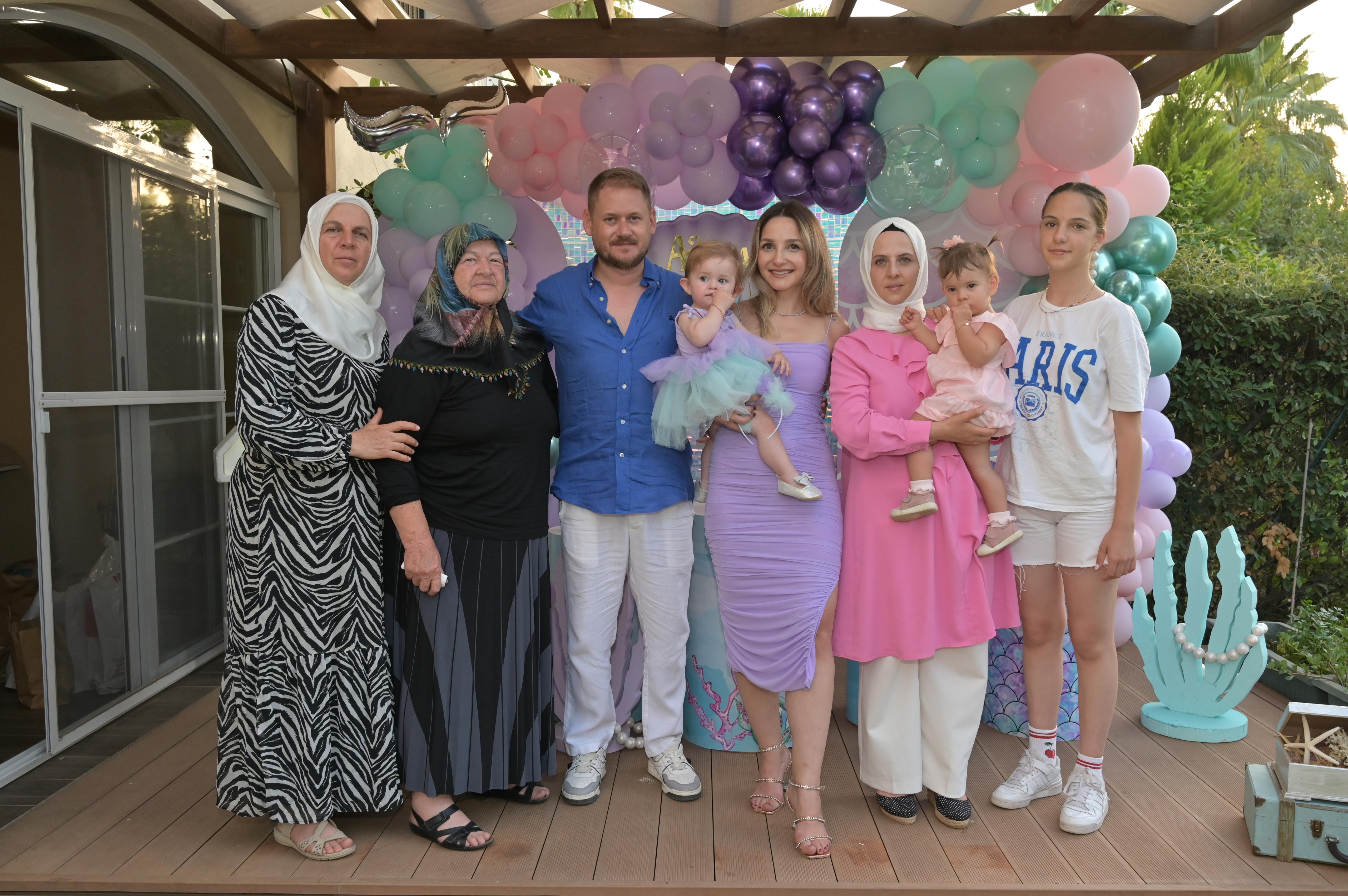 Alina yeni yaşına parti ile 'merhaba' dedi