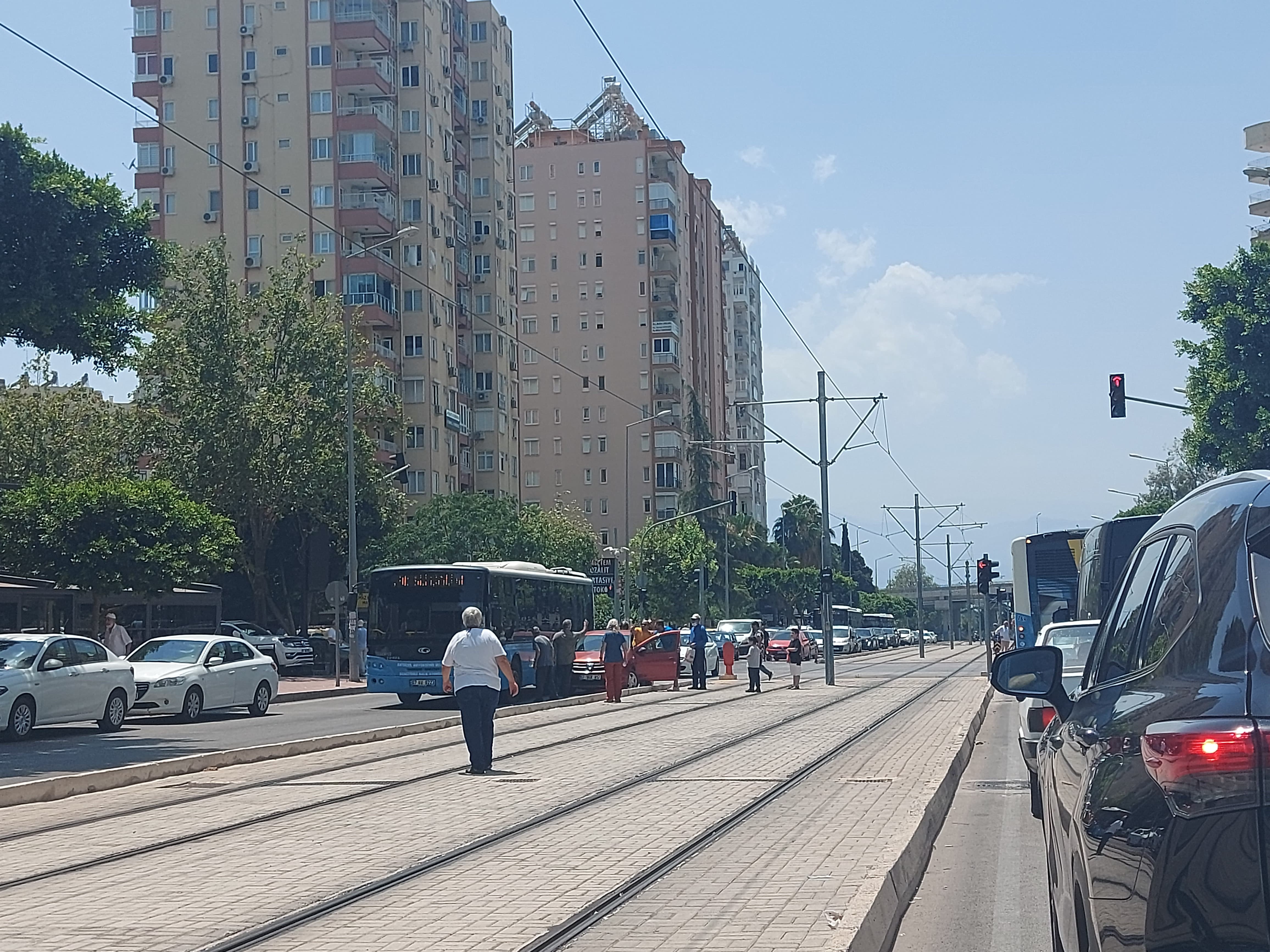 Halk Otobüsü İle Otomobil Çarpıştı!