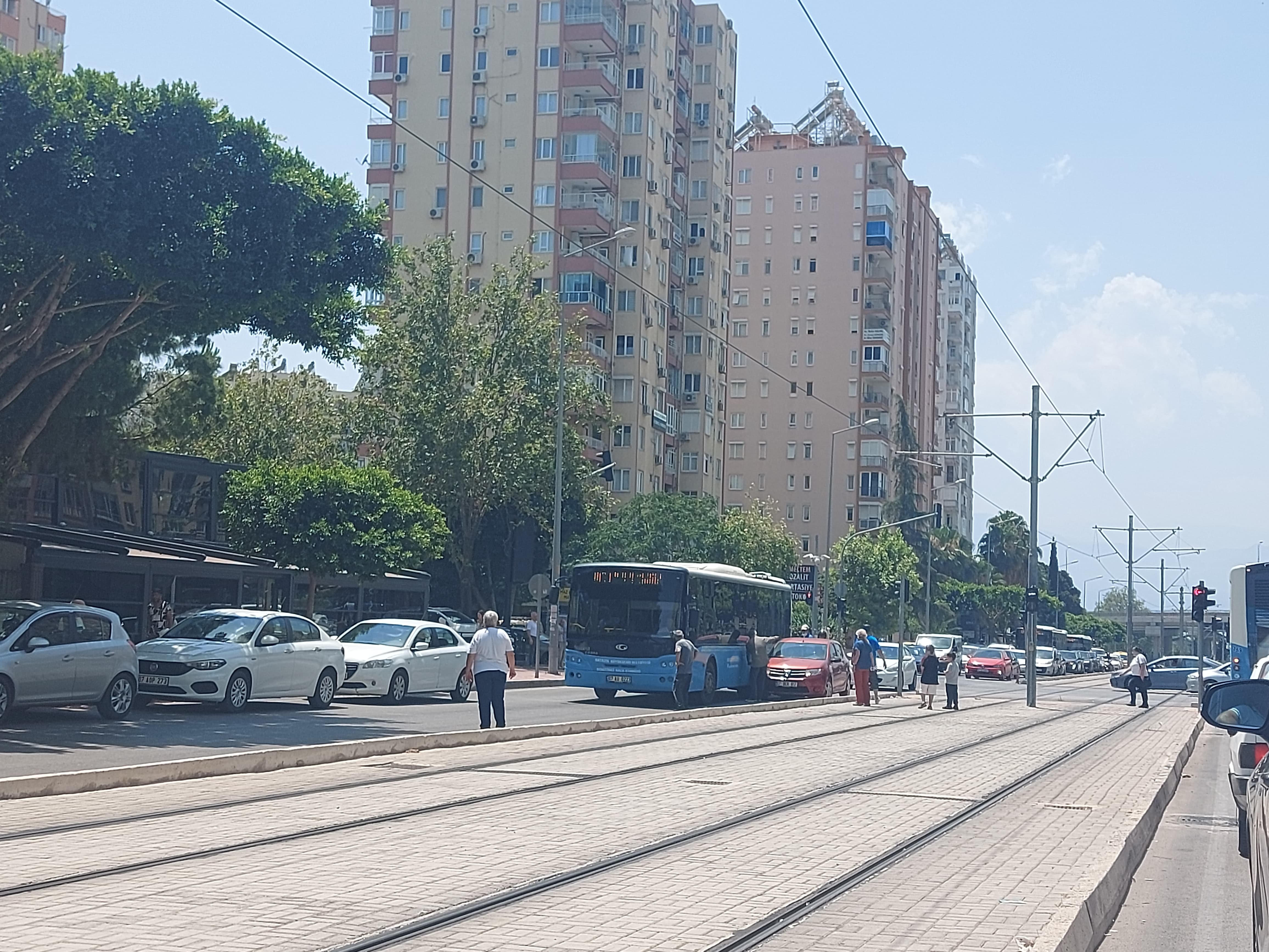 Halk Otobüsü İle Otomobil Çarpıştı!