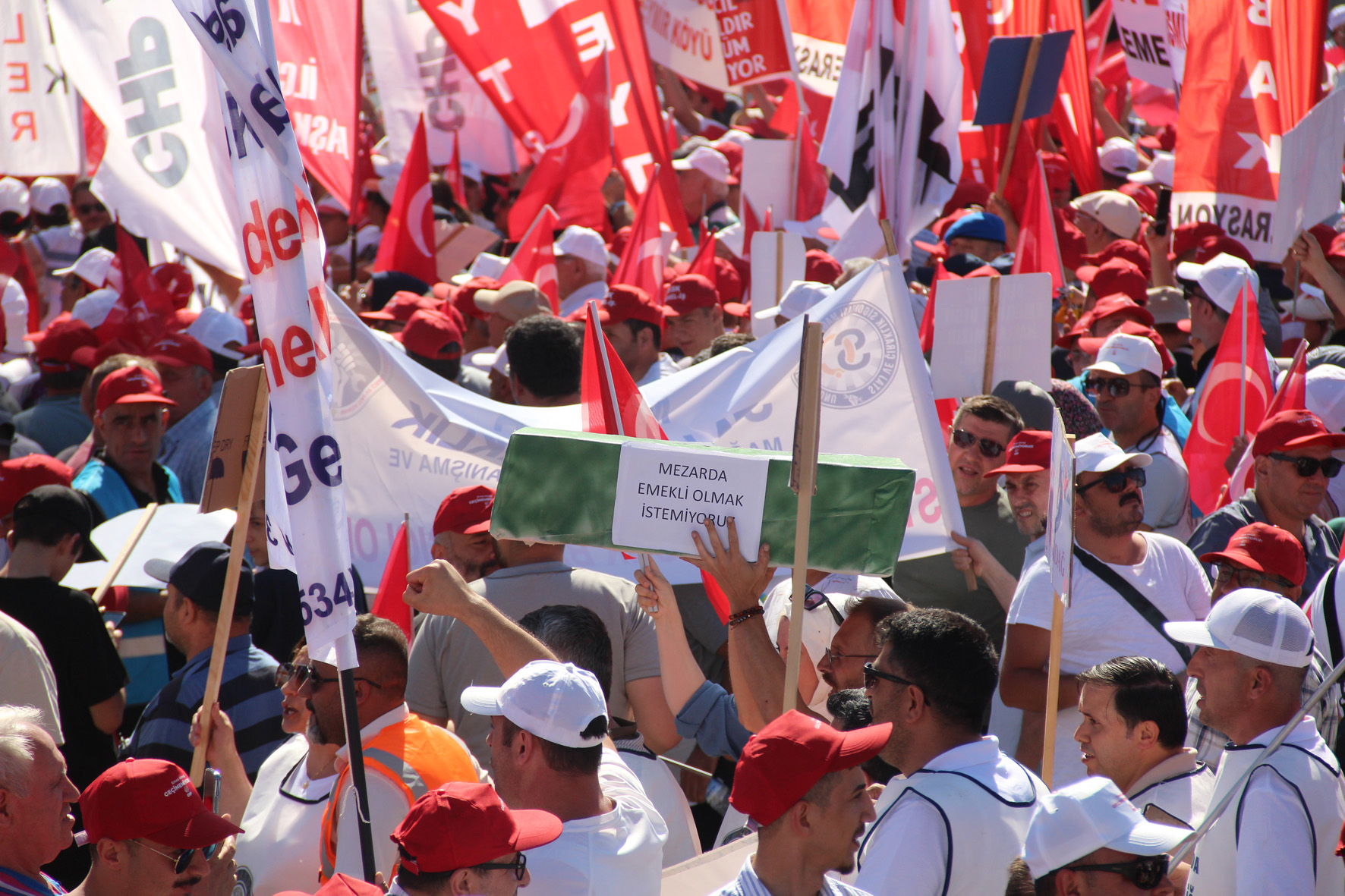 Özgür Özel 'Emek Mitingi'nde konuştu: Geçim olmazsa seçim olur