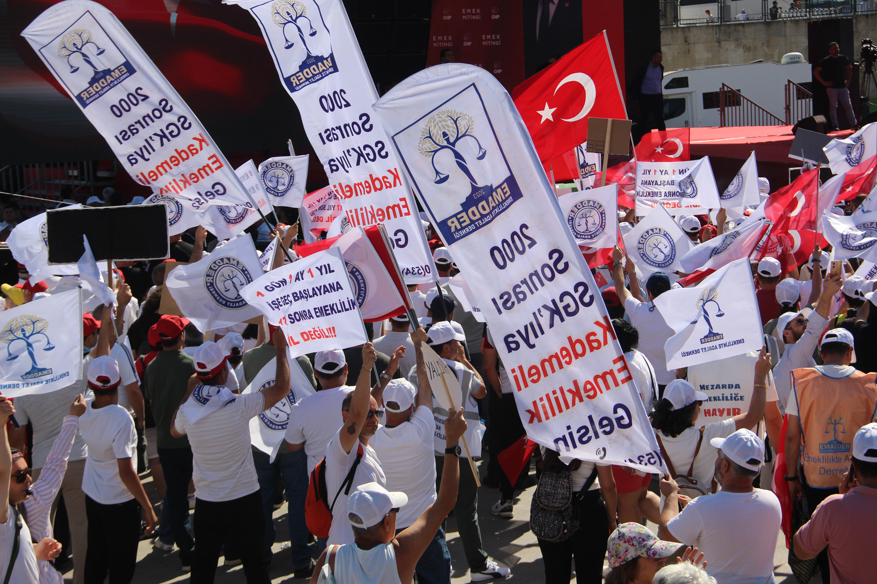 Özgür Özel 'Emek Mitingi'nde konuştu: Geçim olmazsa seçim olur