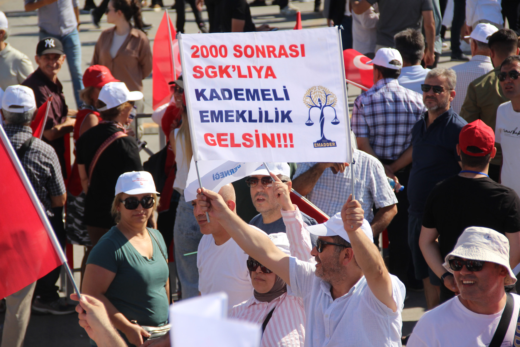 Özgür Özel 'Emek Mitingi'nde konuştu: Geçim olmazsa seçim olur