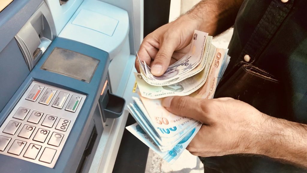 Emeklilik zammı ve yurt dışı çıkış harcına tepki! halk rıza politikası uygulandığını düşünüyor