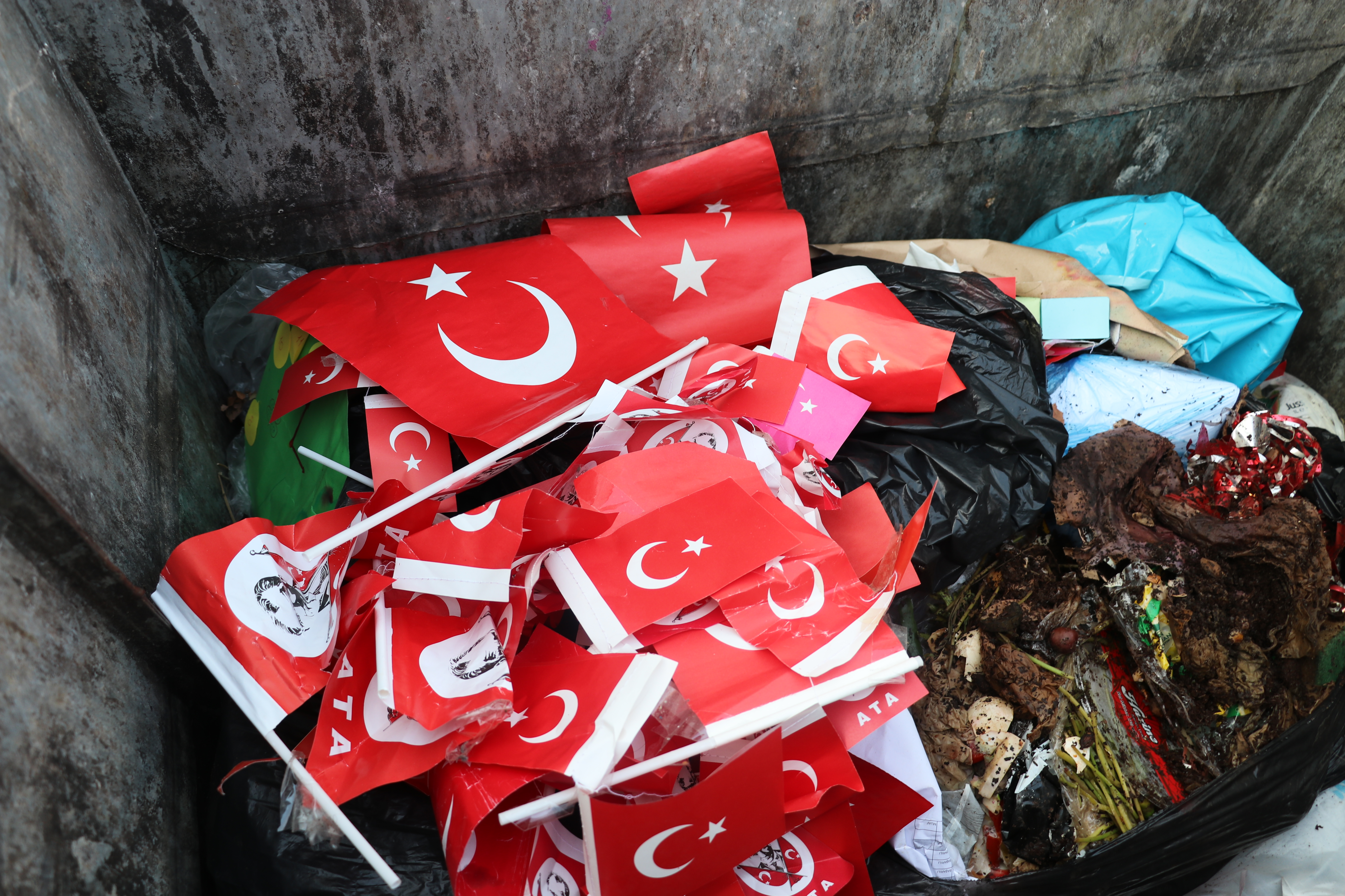 Antalya'da Türk Bayrağı Hassasiyeti! Çöp Konteynerında ki Türk Bayrağı!