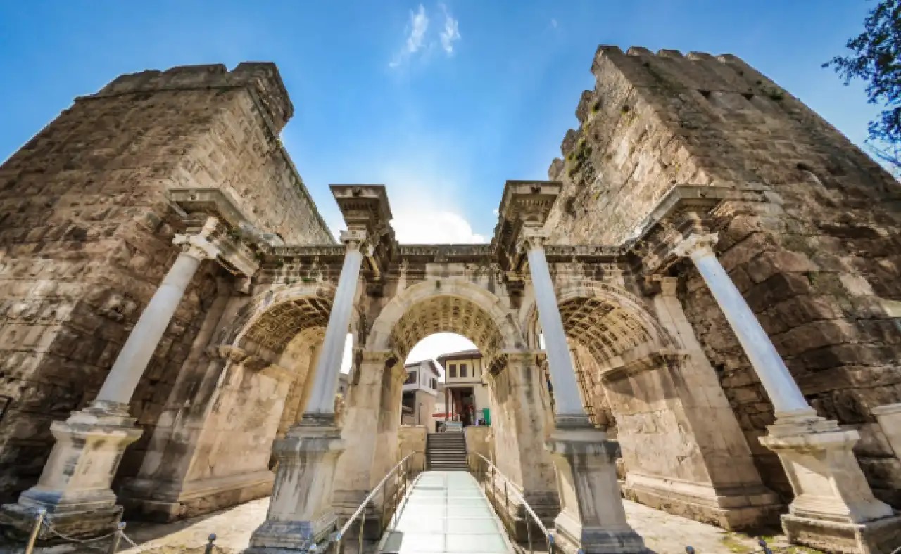 Antalya'nın Tarihi Gözdesi Hadrian Kapısı'nın Büyüleyici Dünyası