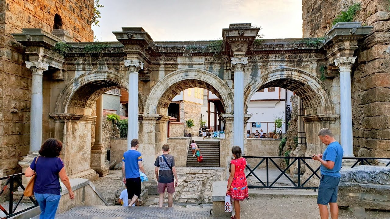 Antalya'nın Tarihi Gözdesi Hadrian Kapısı'nın Büyüleyici Dünyası