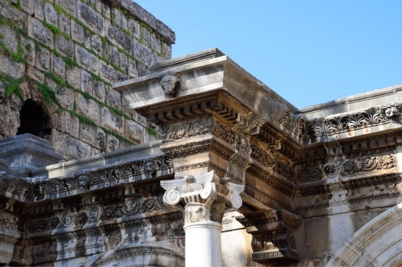 Antalya'nın Tarihi Gözdesi Hadrian Kapısı'nın Büyüleyici Dünyası