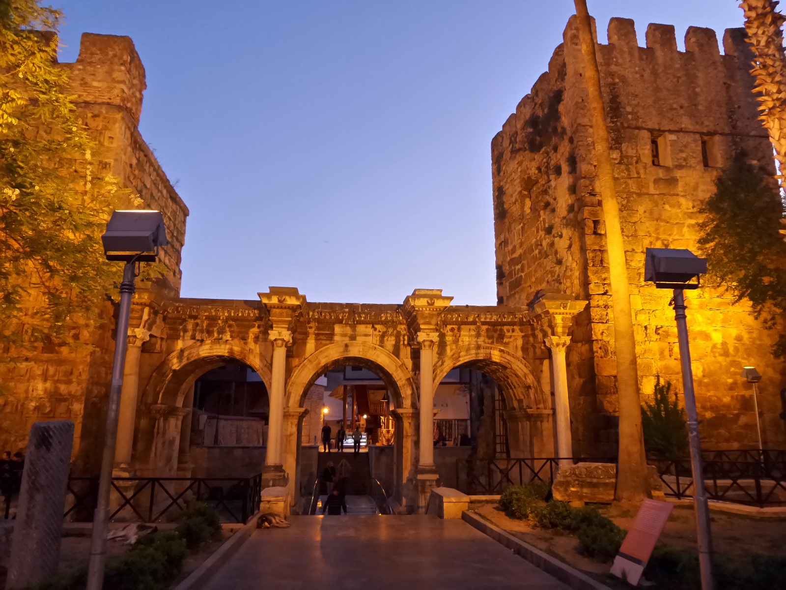 Antalya'nın Tarihi Gözdesi Hadrian Kapısı'nın Büyüleyici Dünyası