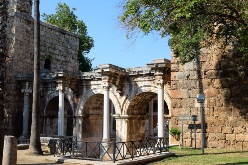 Antalya'nın Tarihi Gözdesi Hadrian Kapısı'nın Büyüleyici Dünyası