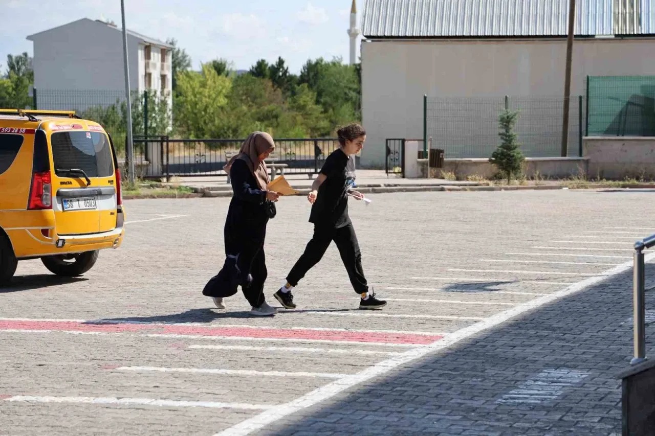 Epilepsi Krizi Geçiren Adaya Yardım Eden 8 Kişi İçin Sivas'ta Özel YKS Sınavı Düzenlendi