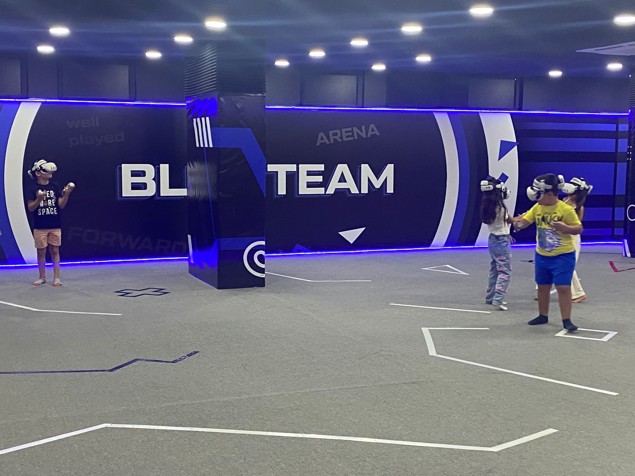 Çocuklar Antalya'daki VR ARENA Kulübünde Sanal Gerçeklikle Tanıştı