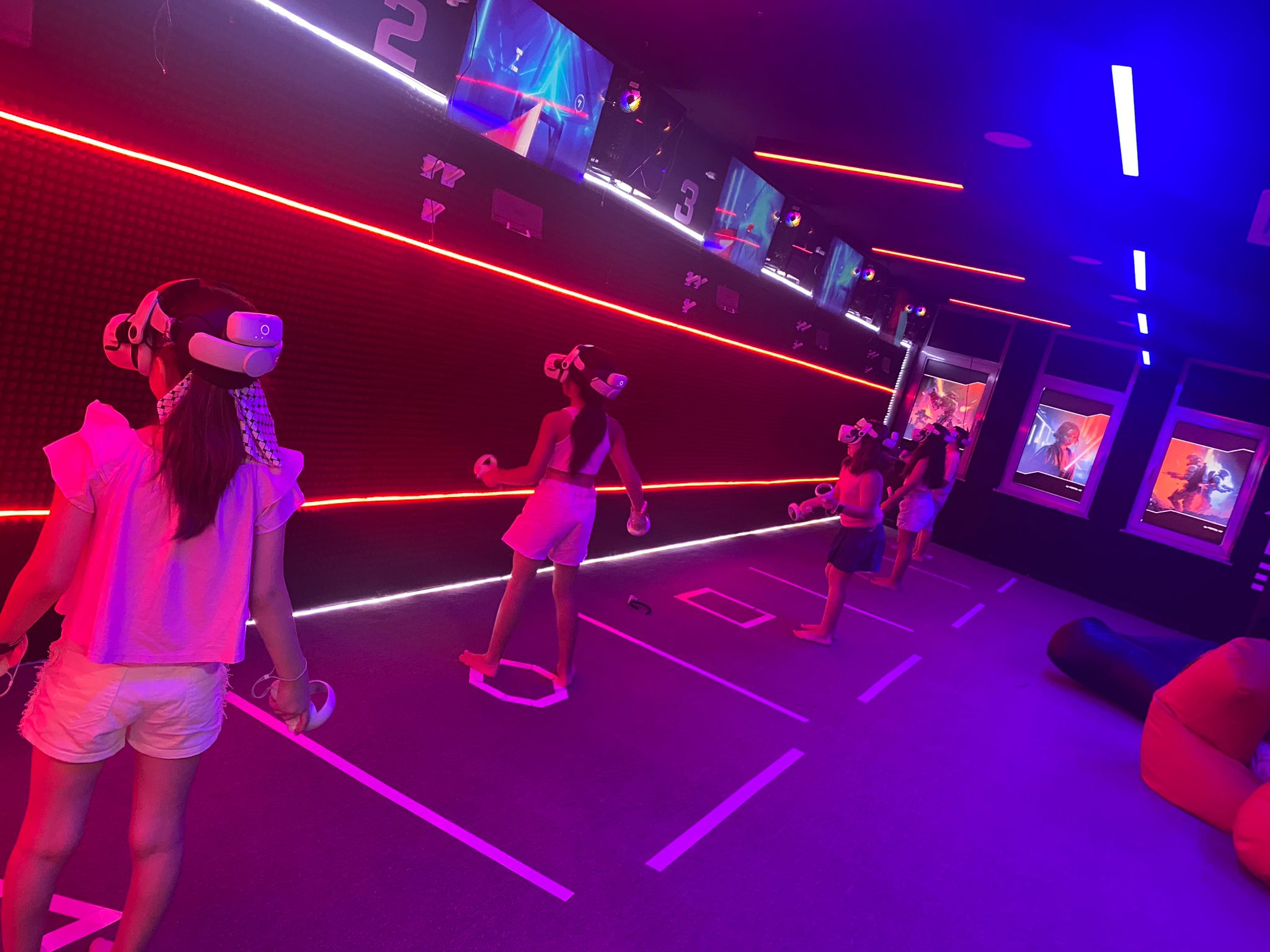 Çocuklar Antalya'daki VR ARENA Kulübünde Sanal Gerçeklikle Tanıştı