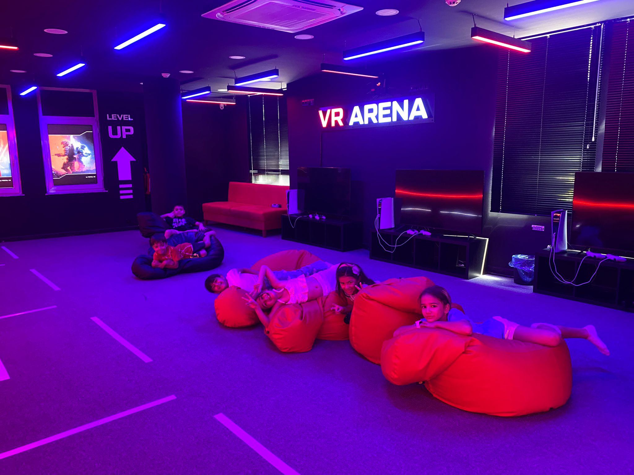Çocuklar Antalya'daki VR ARENA Kulübünde Sanal Gerçeklikle Tanıştı
