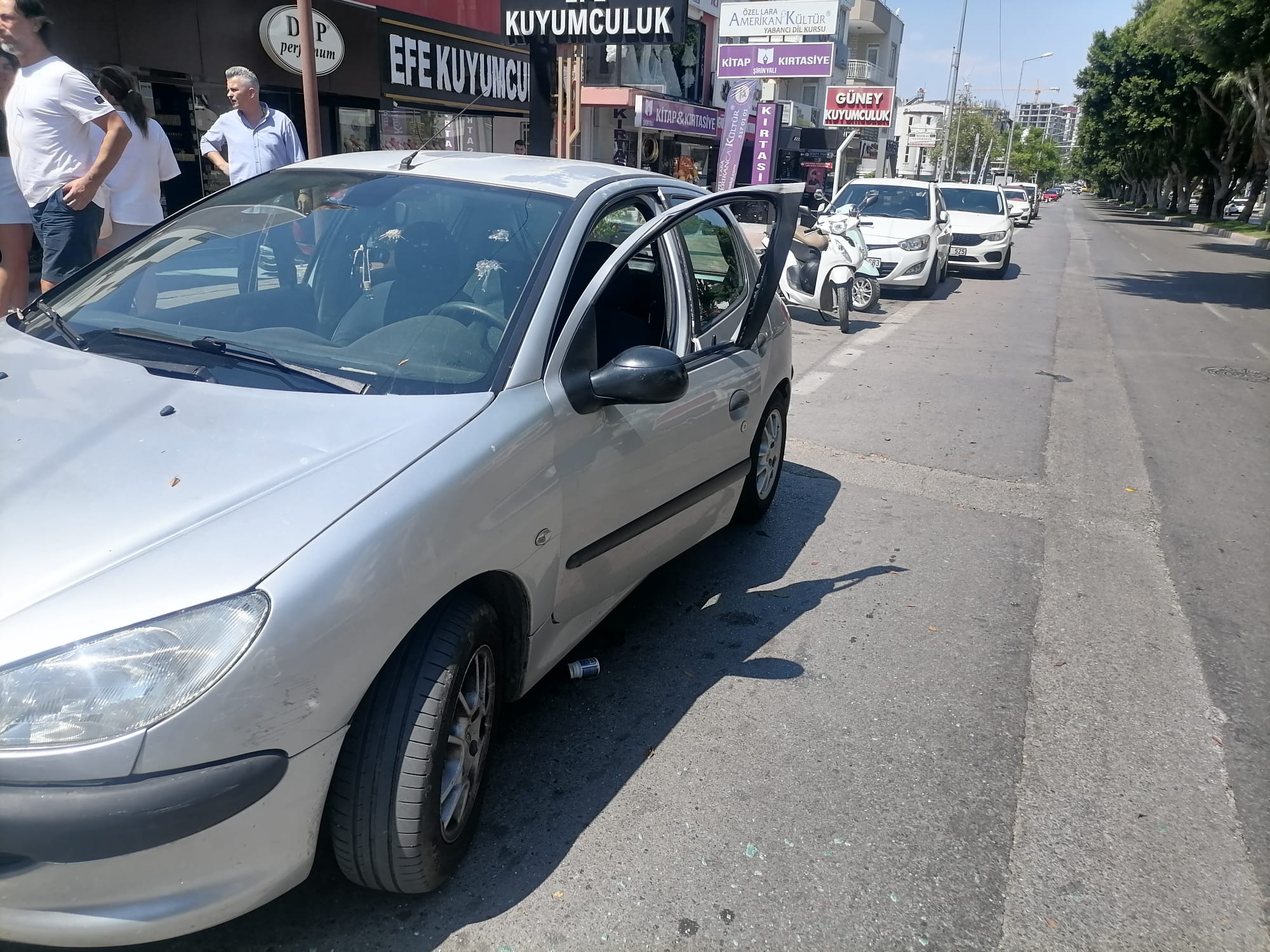 Antalya Muratpaşa'da İnanılmaz Olay! Halk Otobüsü Kapıya Çarptı