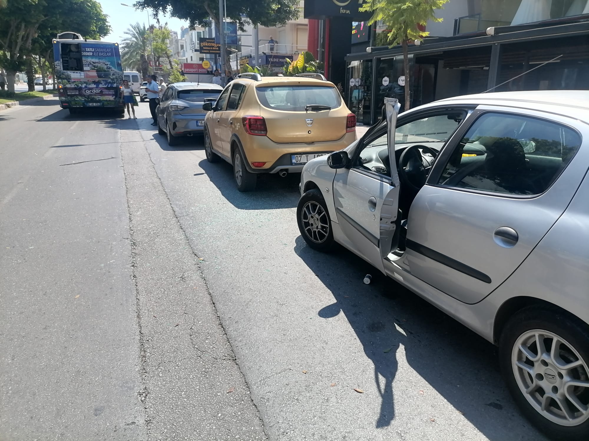 Antalya Muratpaşa'da İnanılmaz Olay! Halk Otobüsü Kapıya Çarptı