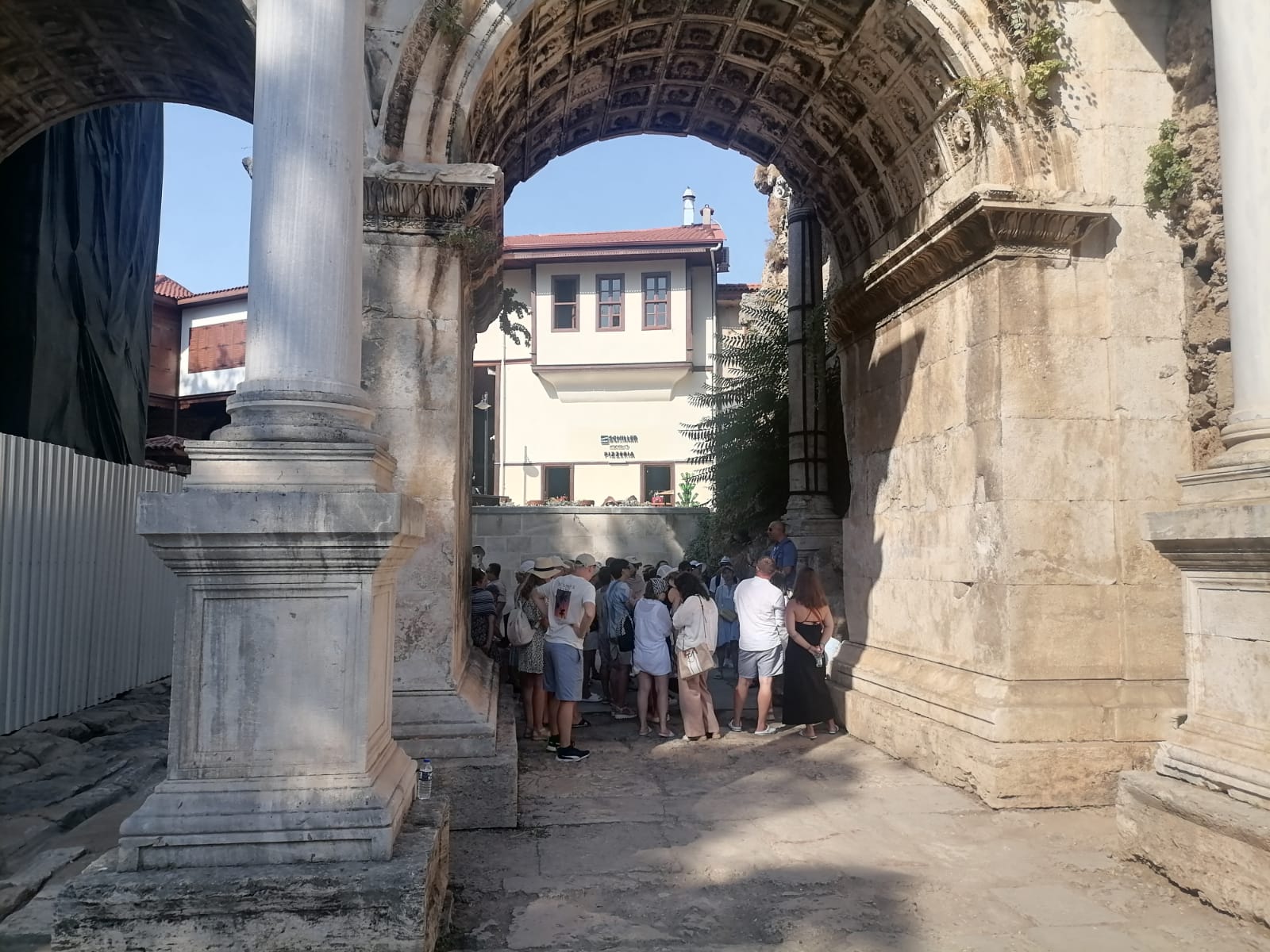 Turistlerin Uğrak Noktası Hadrian Kapısı
