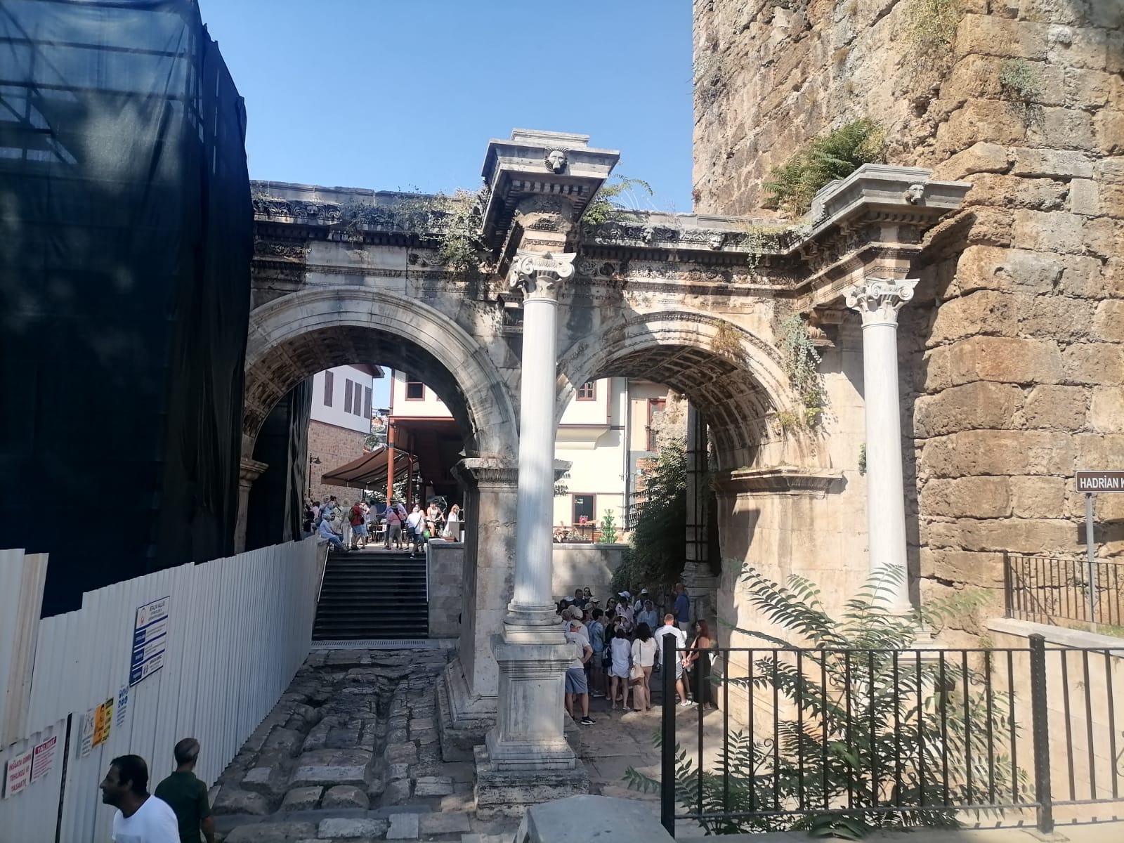 Turistlerin Uğrak Noktası Hadrian Kapısı