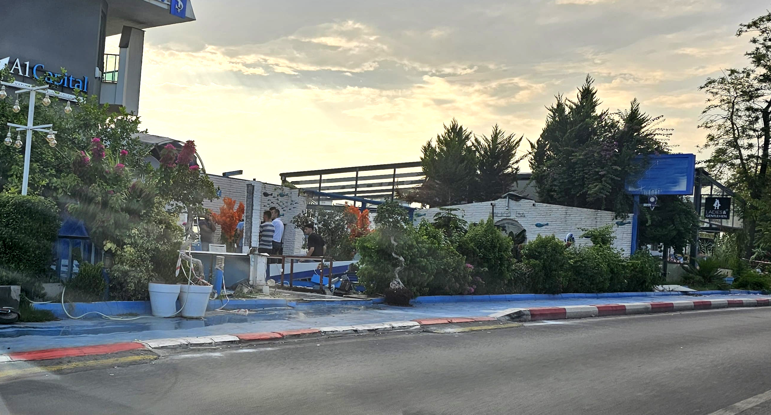 Eski Lara Caddesi kaldırımlarda fazlalık çalışması