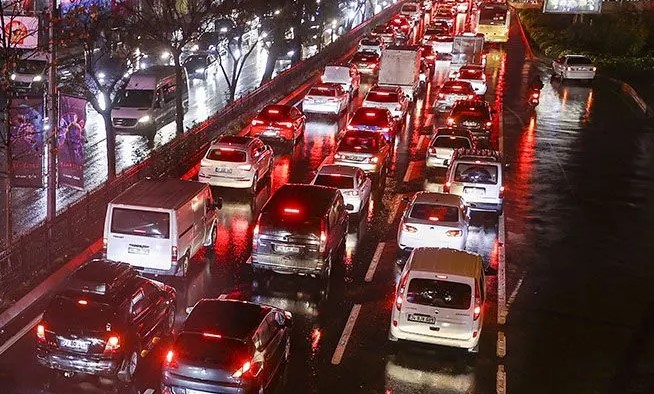 Antalya'da Gündüz Sokaklar Boş, Akşam Saatleri Yoğun