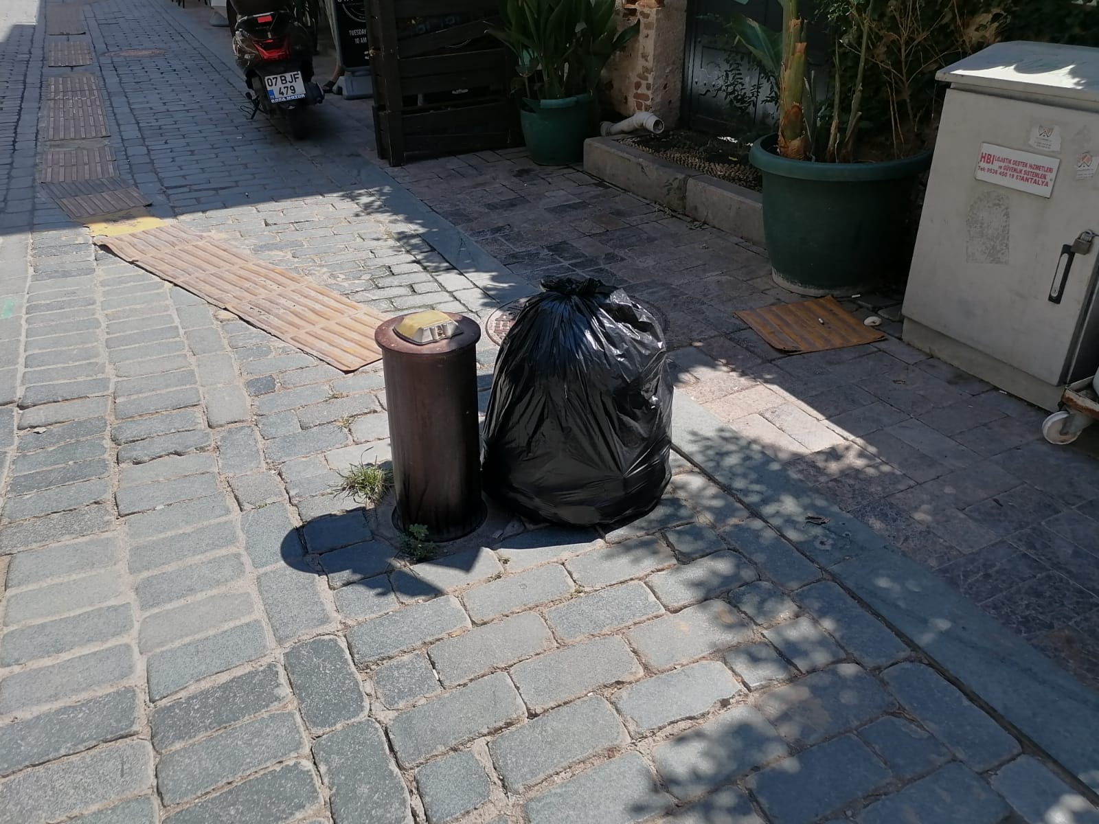 Tarihi Kaleiçi Sokaklarına Bu Görüntü Yakışmıyor